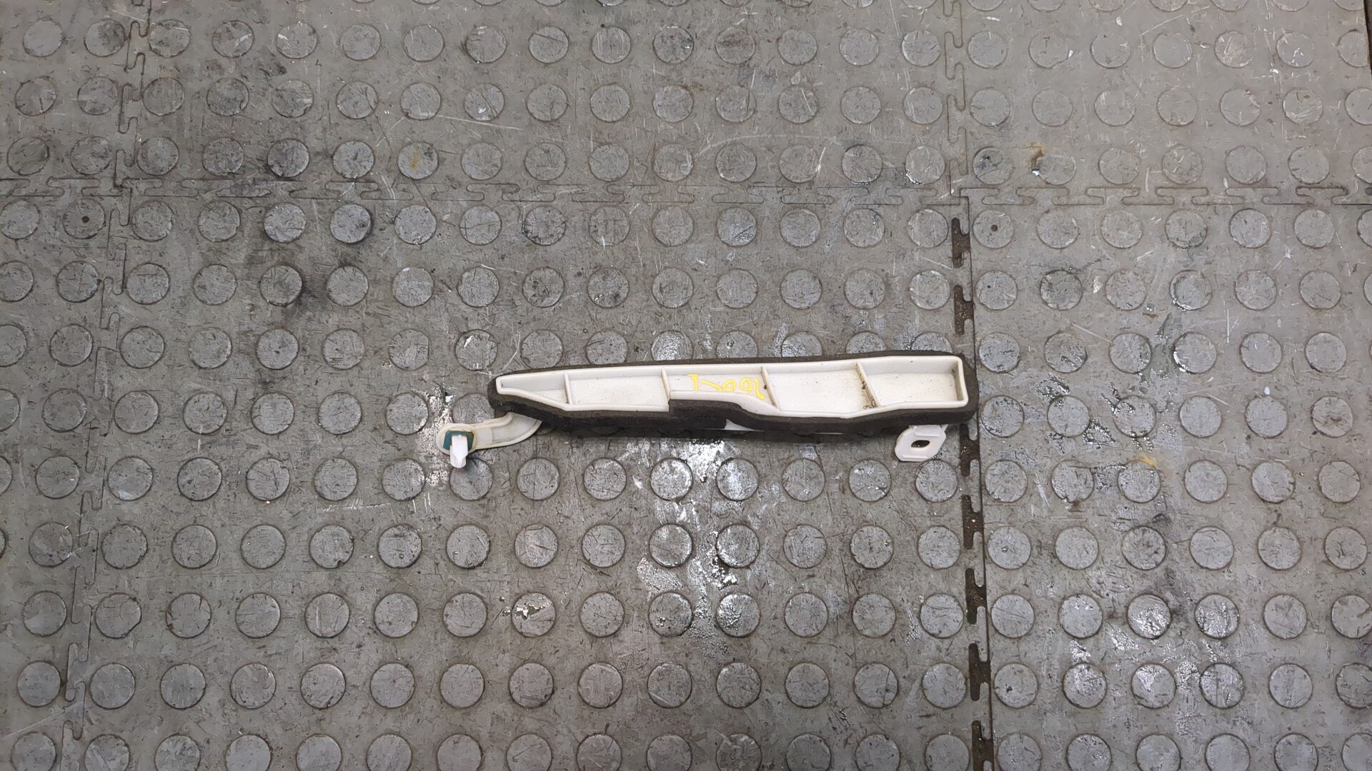 Кронштейн заднего бампера правый