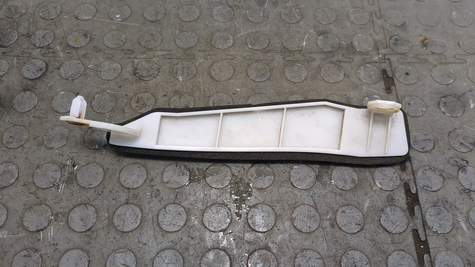 Кронштейн заднего бампера правый