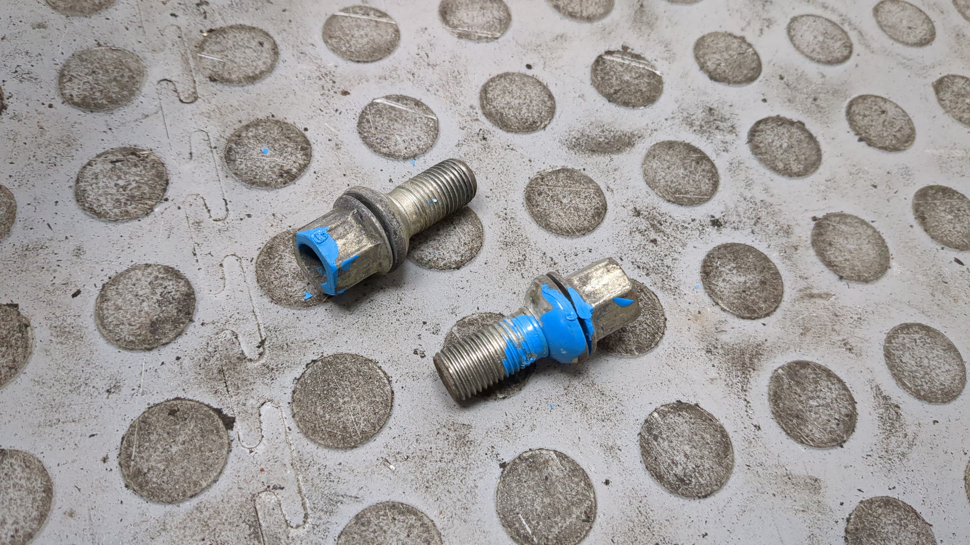 Болт колесный