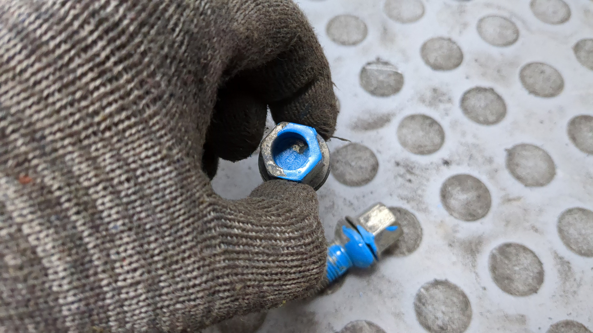 Болт колесный