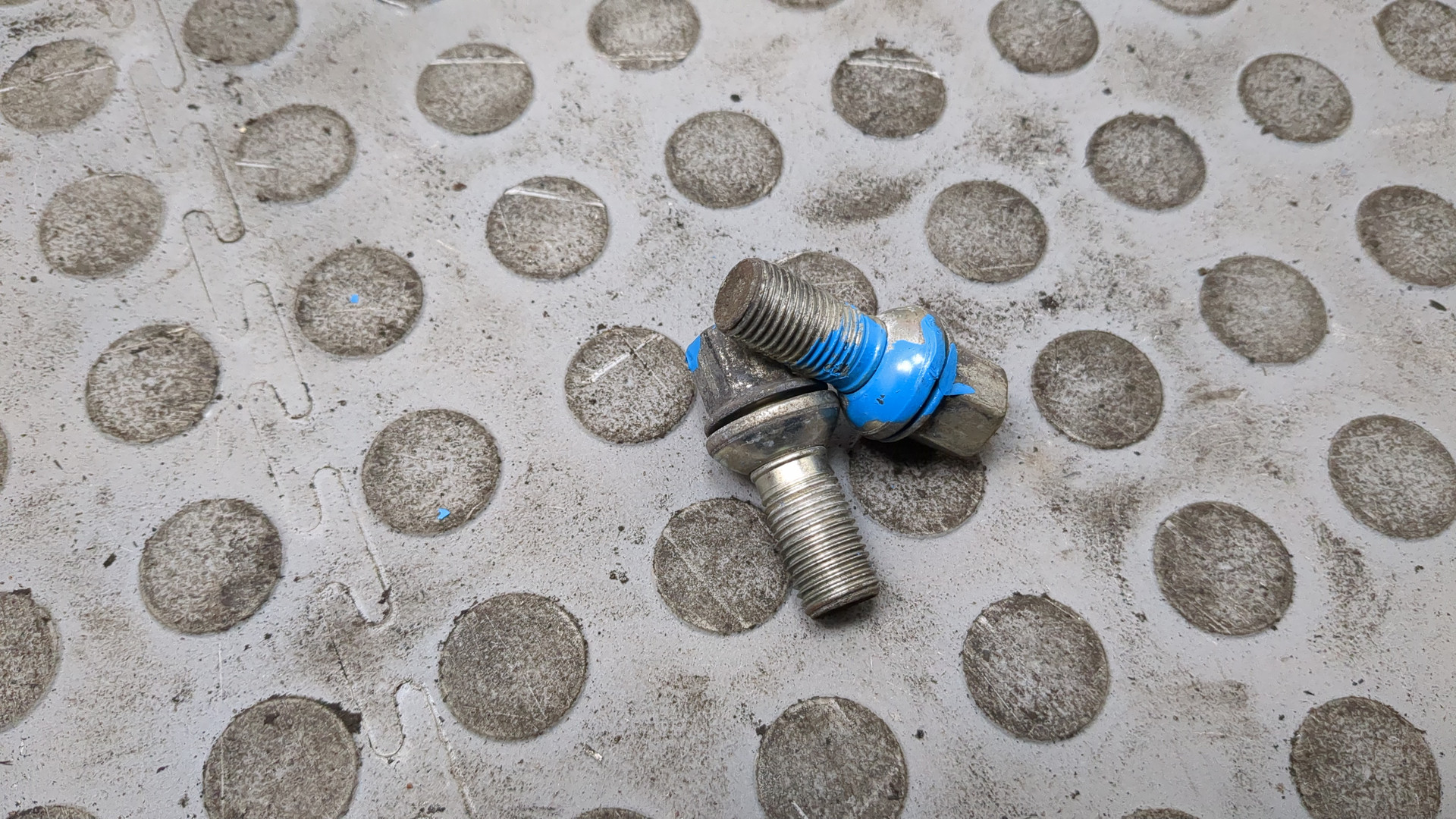 Болт колесный