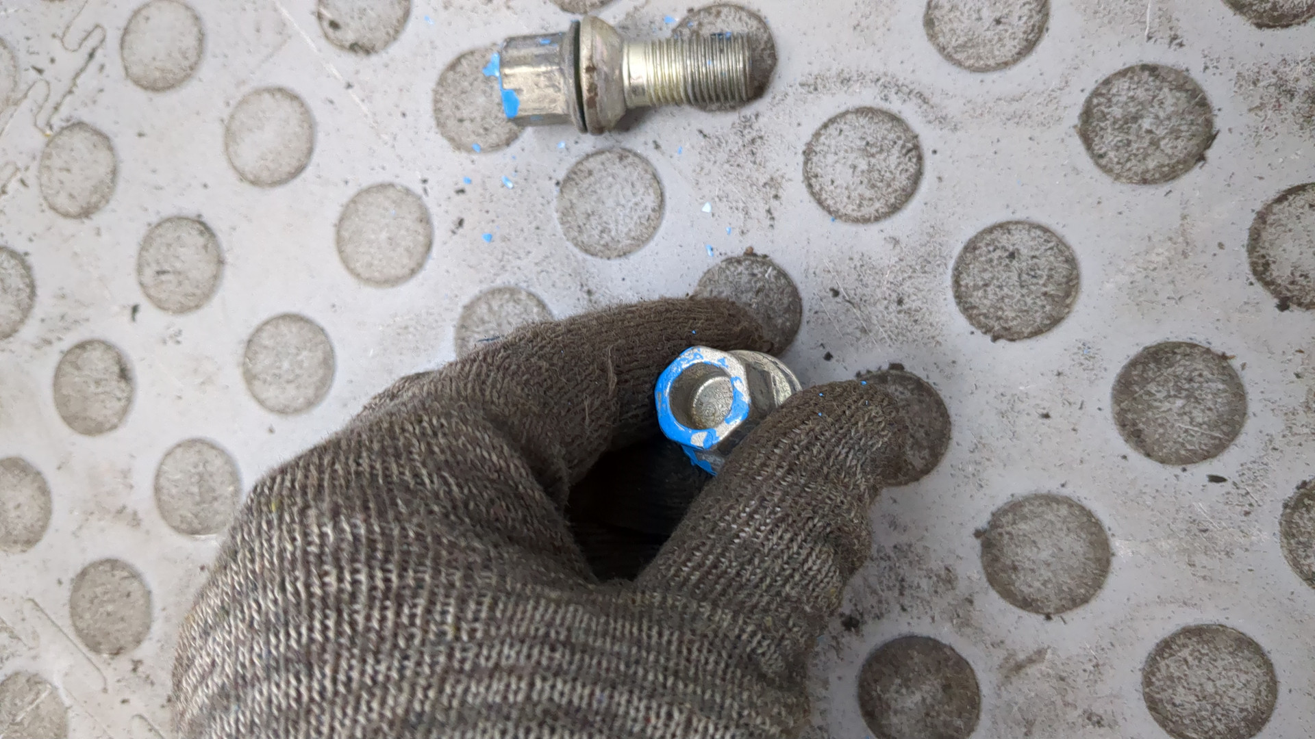 Болт колесный