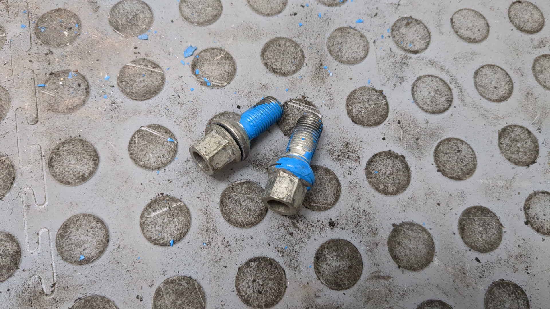 Болт колесный