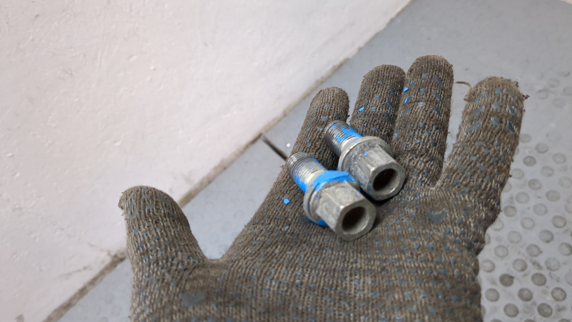 Болт колесный