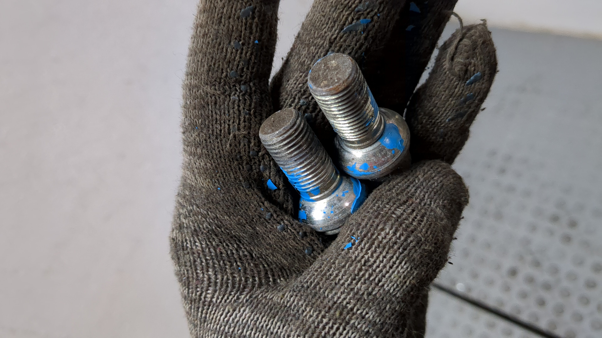 Болт колесный