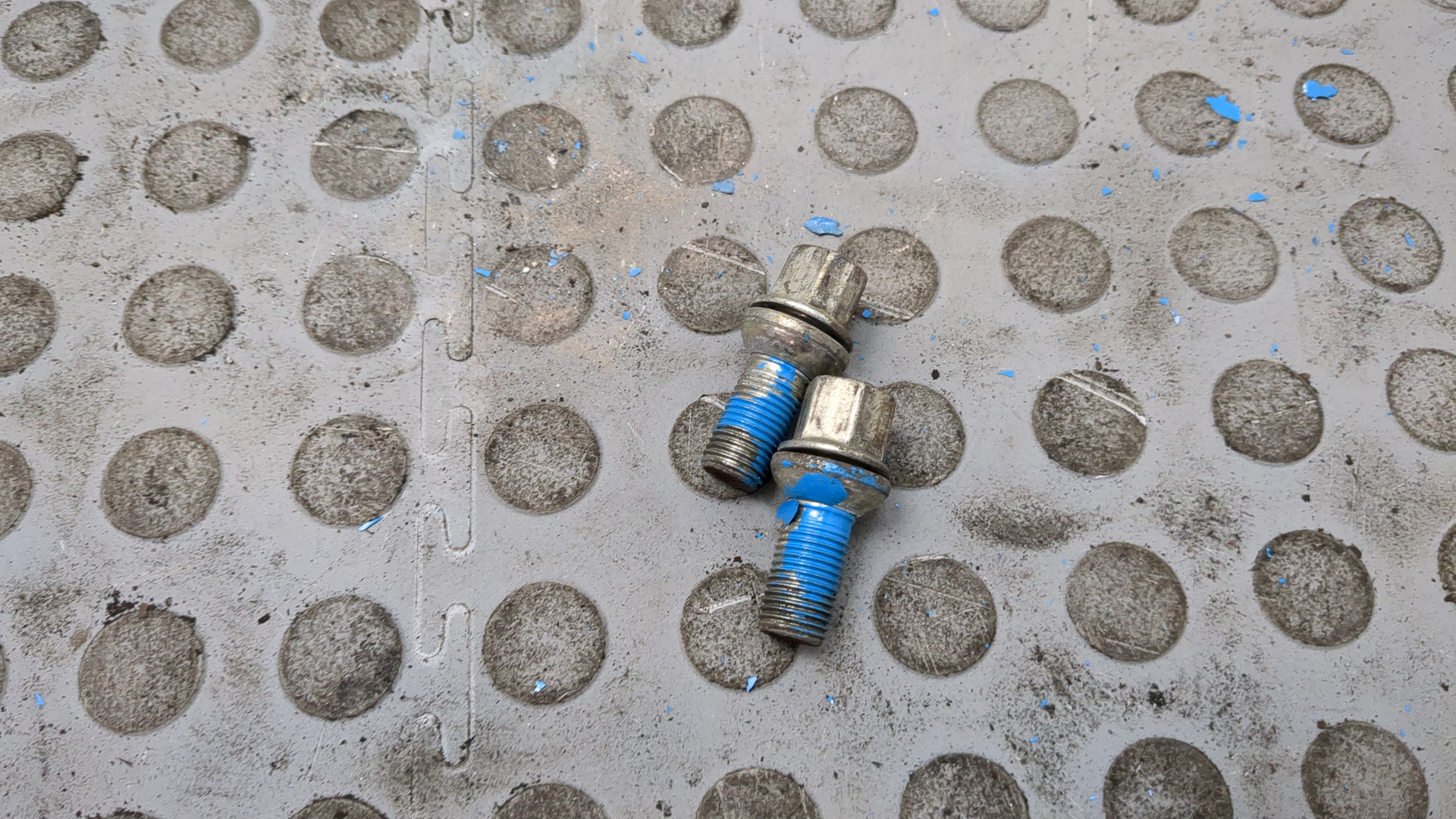 Болт колесный