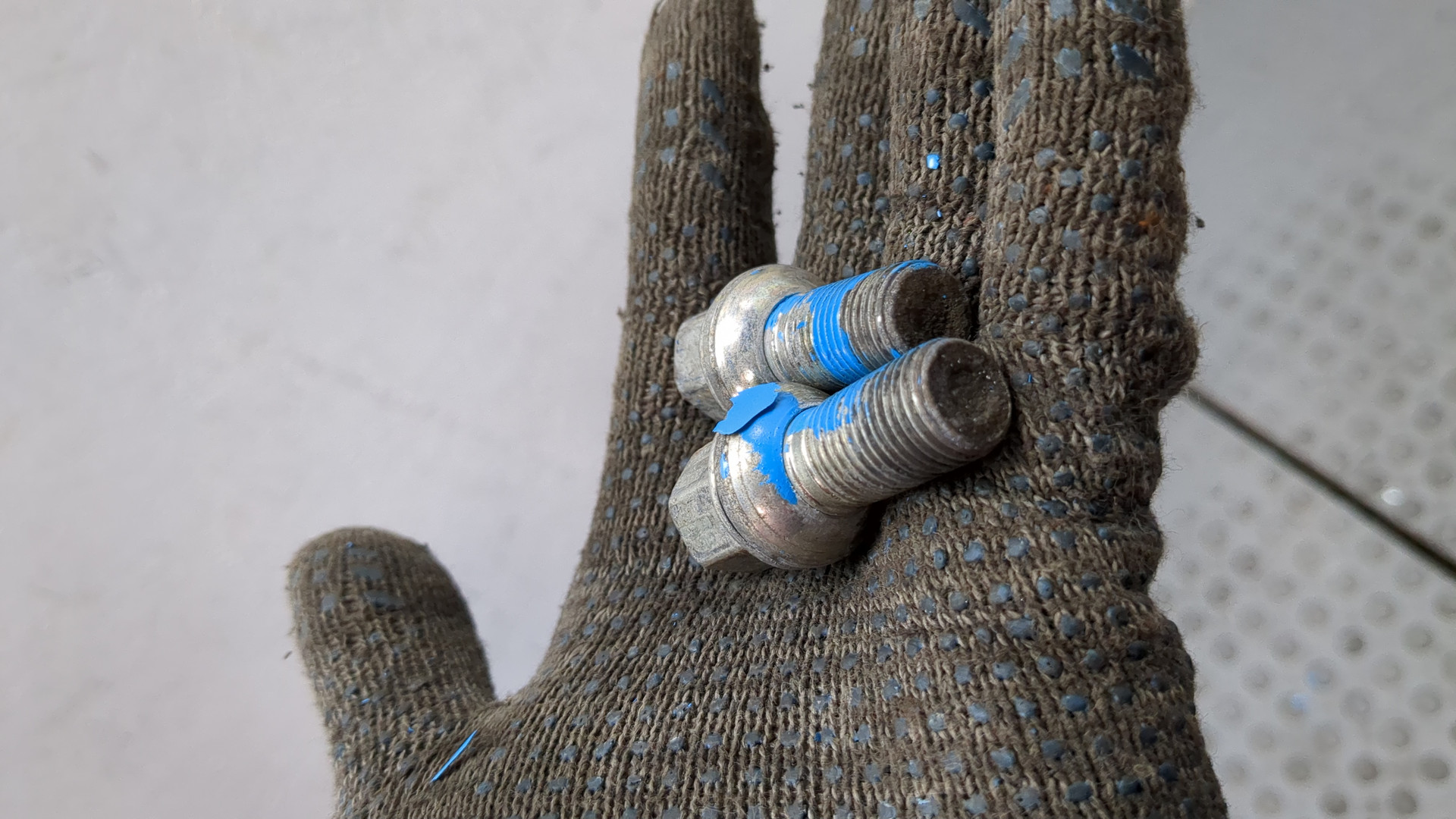 Болт колесный