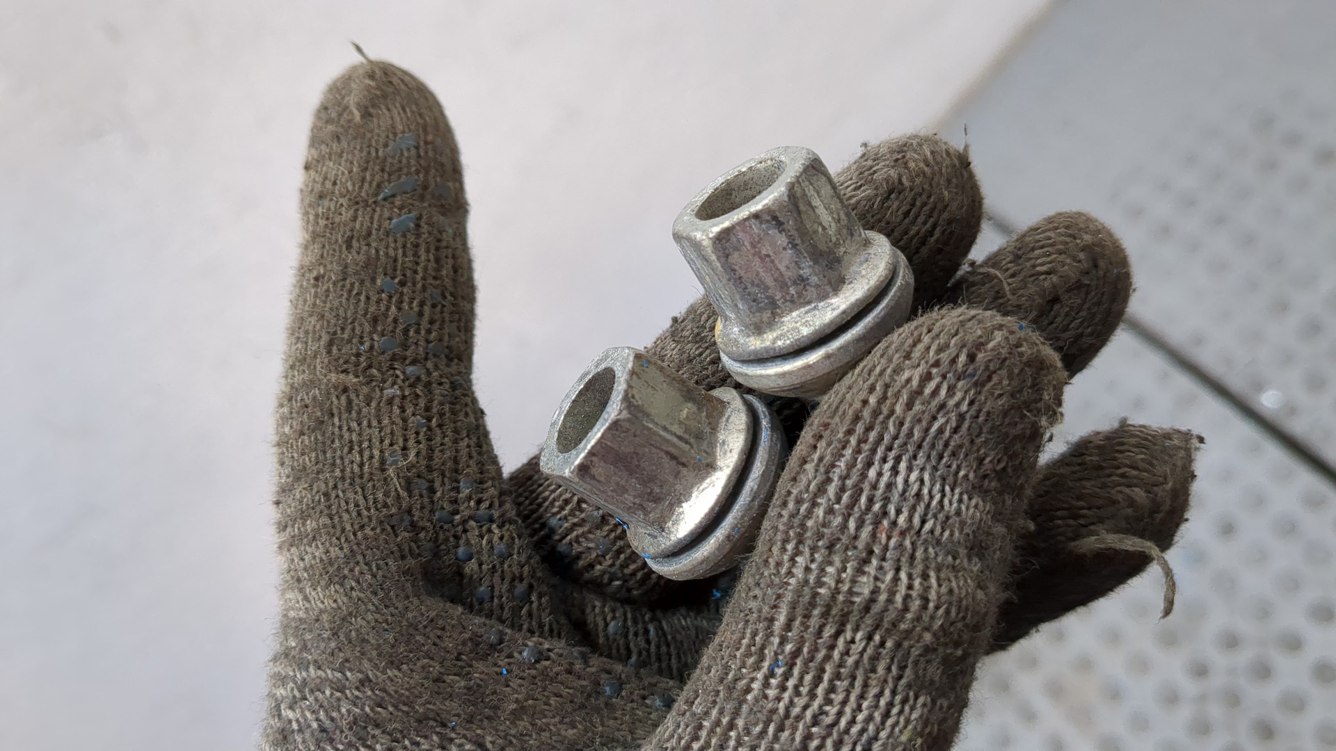 Болт колесный