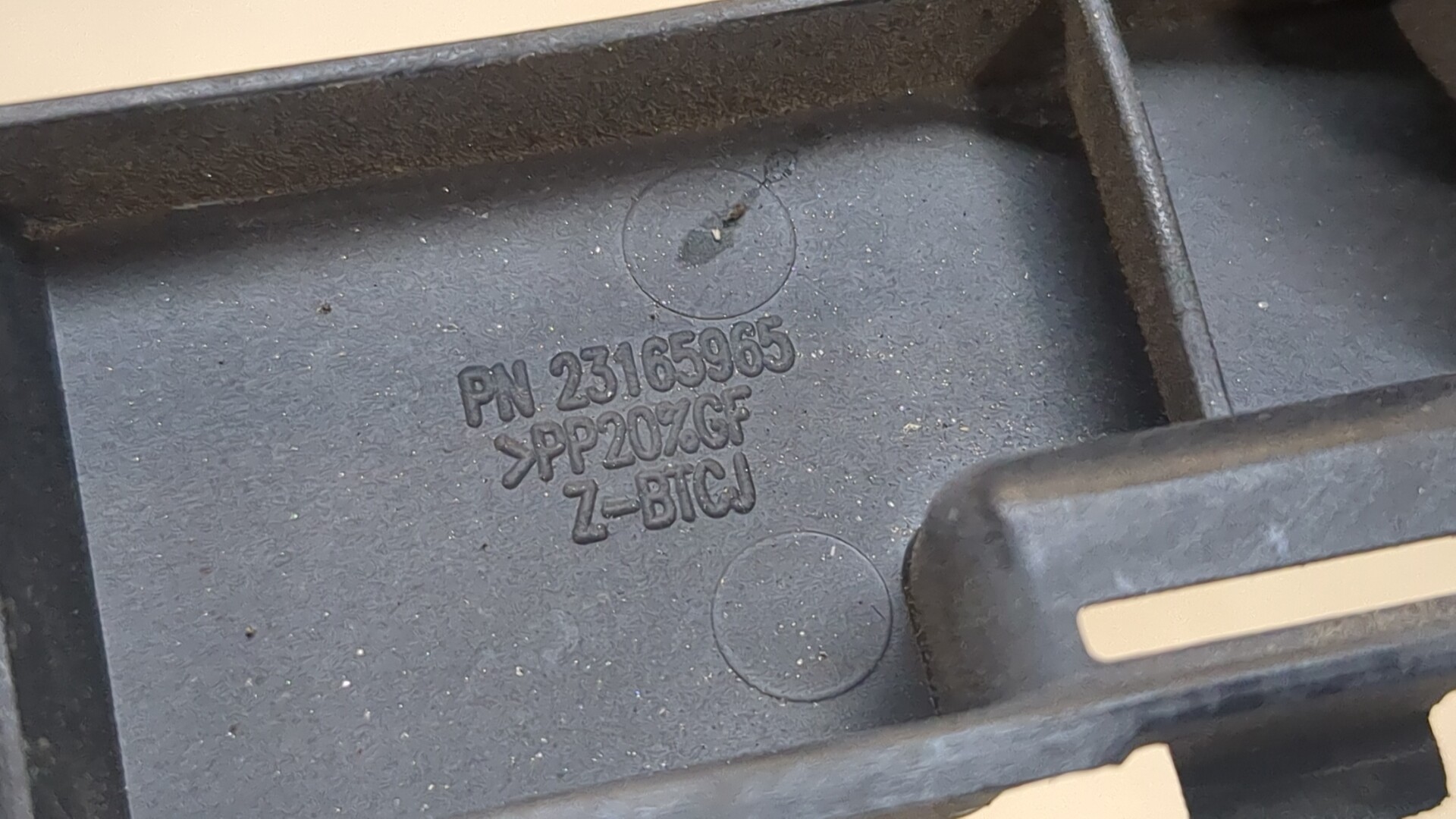 Кронштейн заднего бампера правый