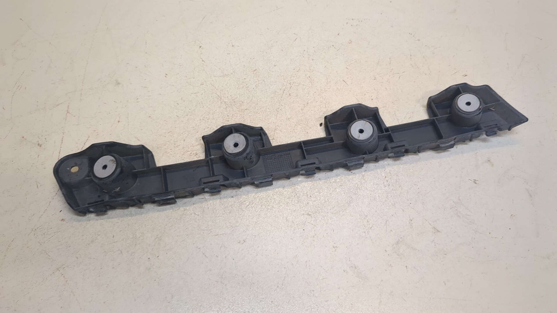 Кронштейн заднего бампера правый