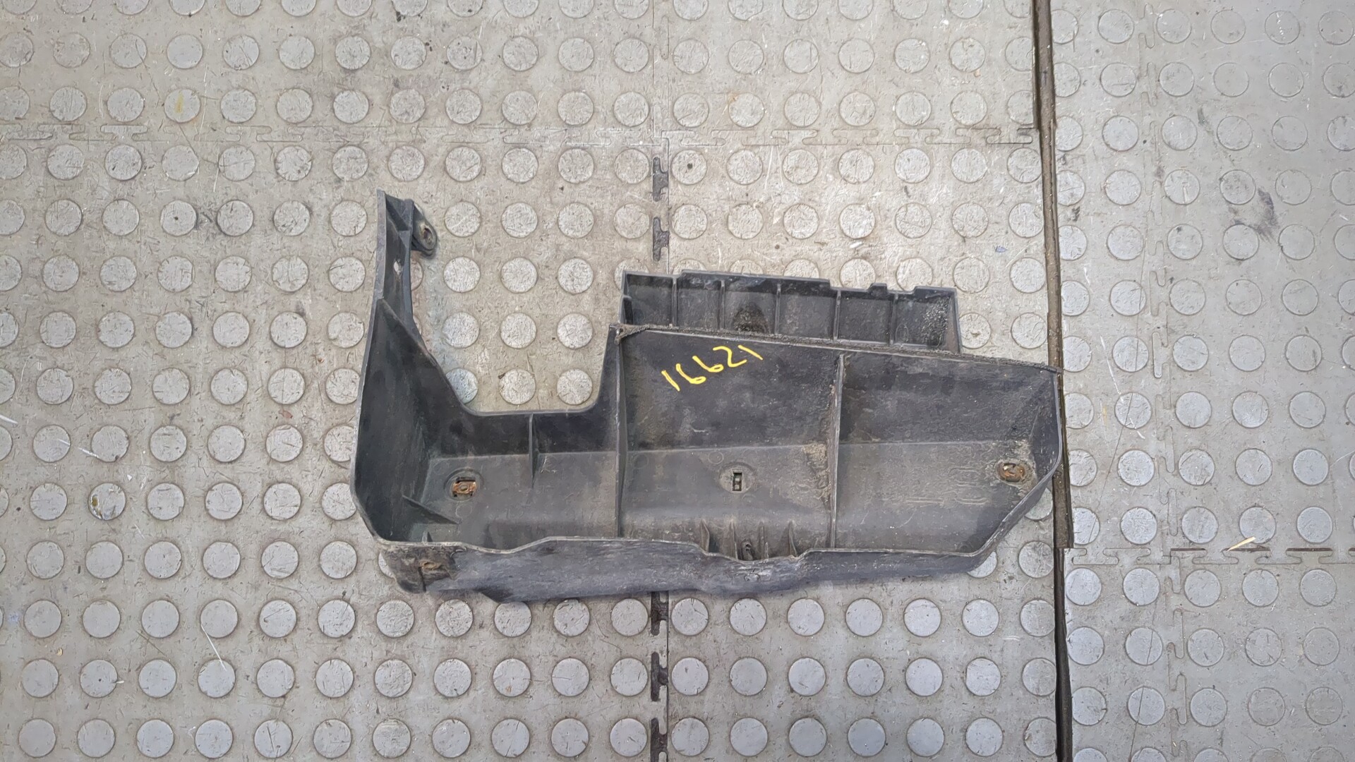 Кронштейн заднего бампера левый