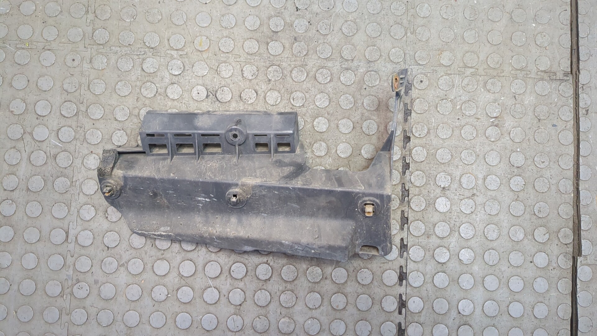 Кронштейн заднего бампера левый