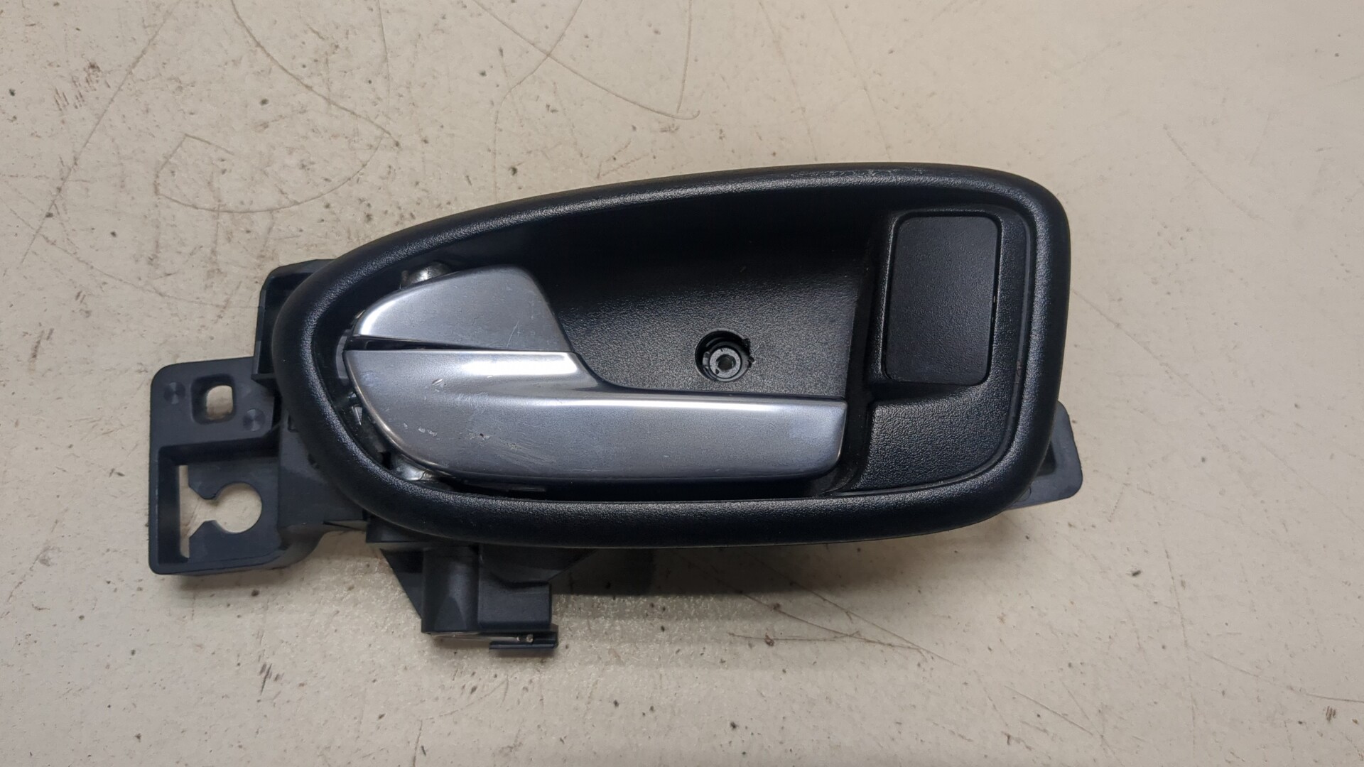 Ручка двери задней внутренняя левая