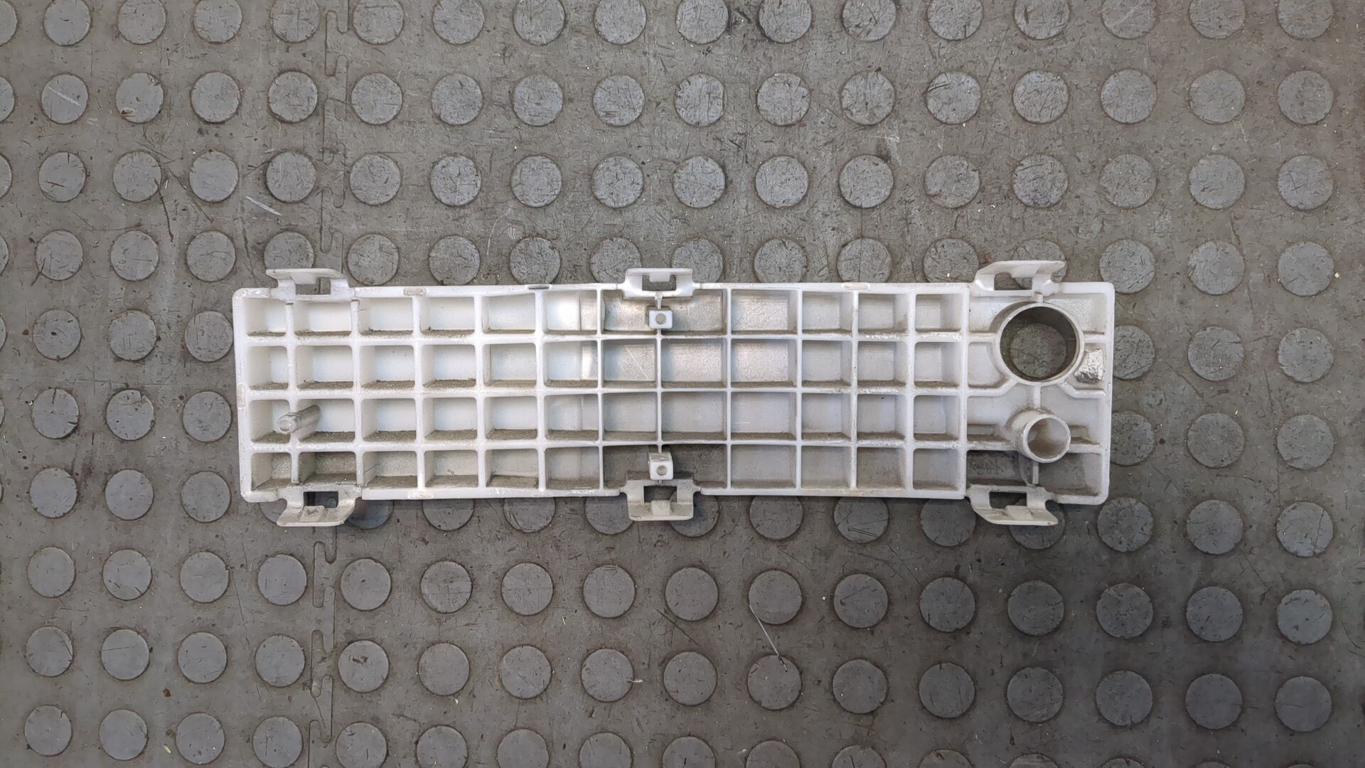 Кронштейн заднего бампера левый