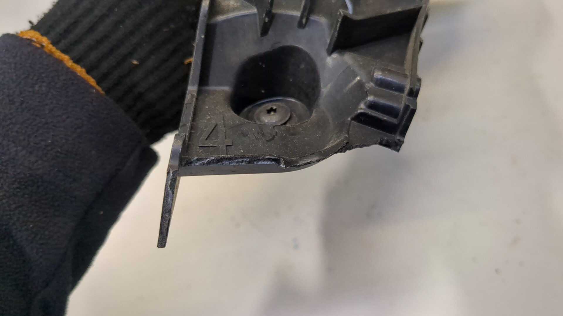 Кронштейн заднего бампера правый