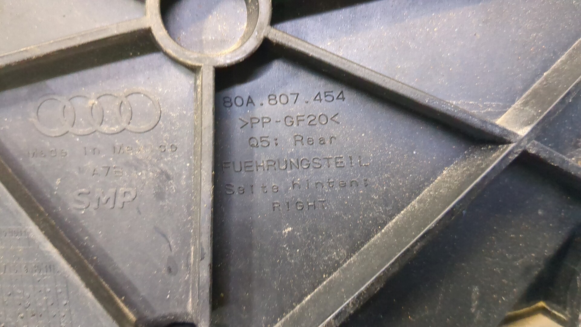 Кронштейн заднего бампера правый