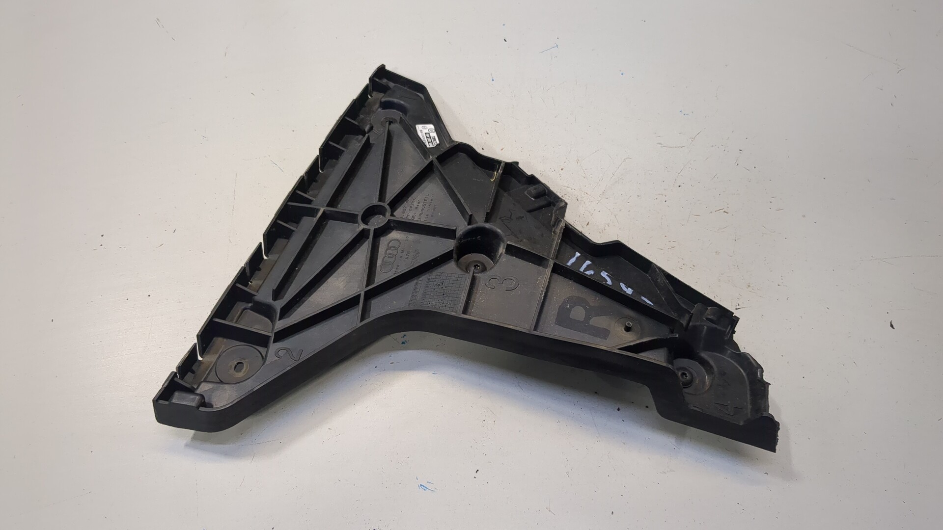 Кронштейн заднего бампера правый