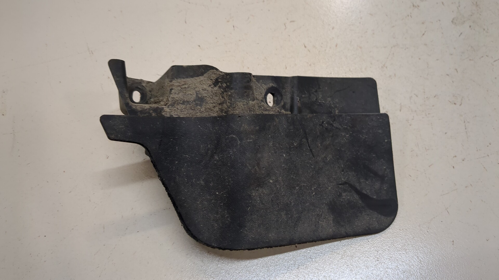 Брызговик задний левый