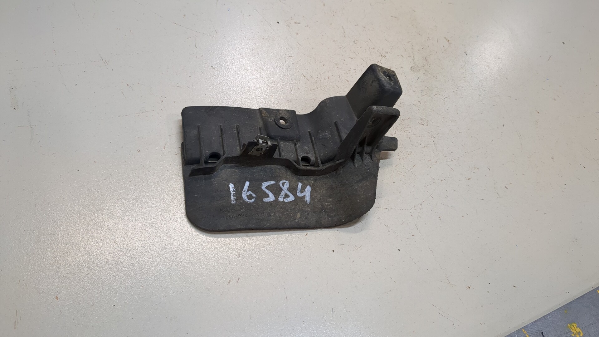 Брызговик задний левый