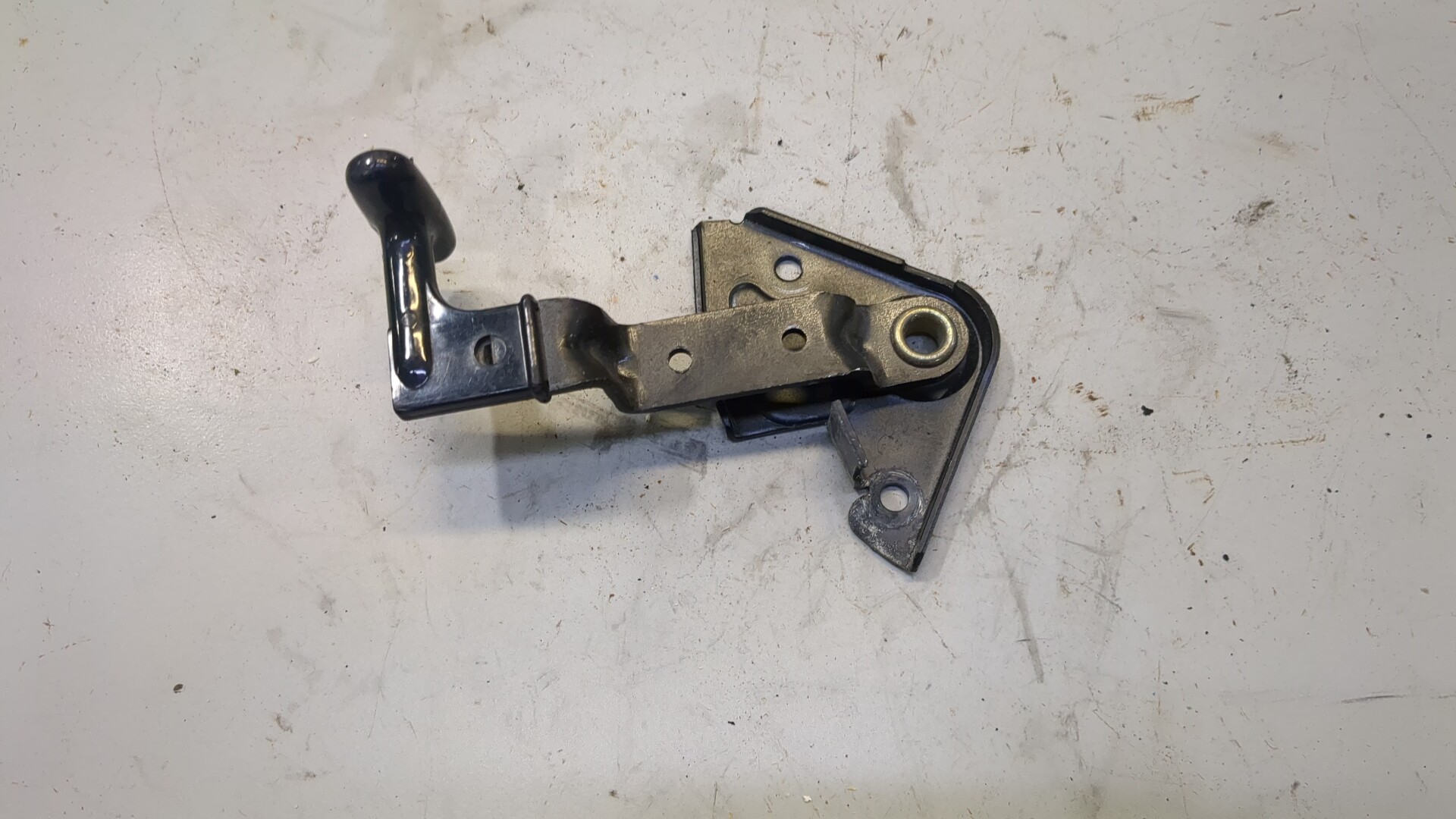 Ручка открывания капота