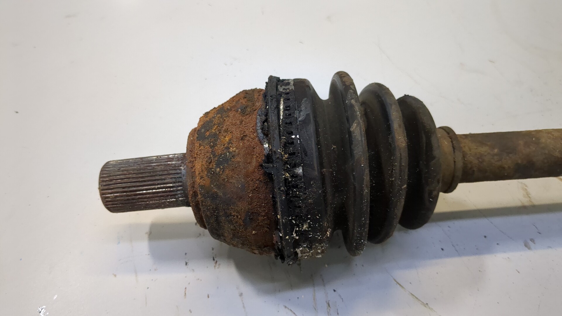 Полуось передняя левая