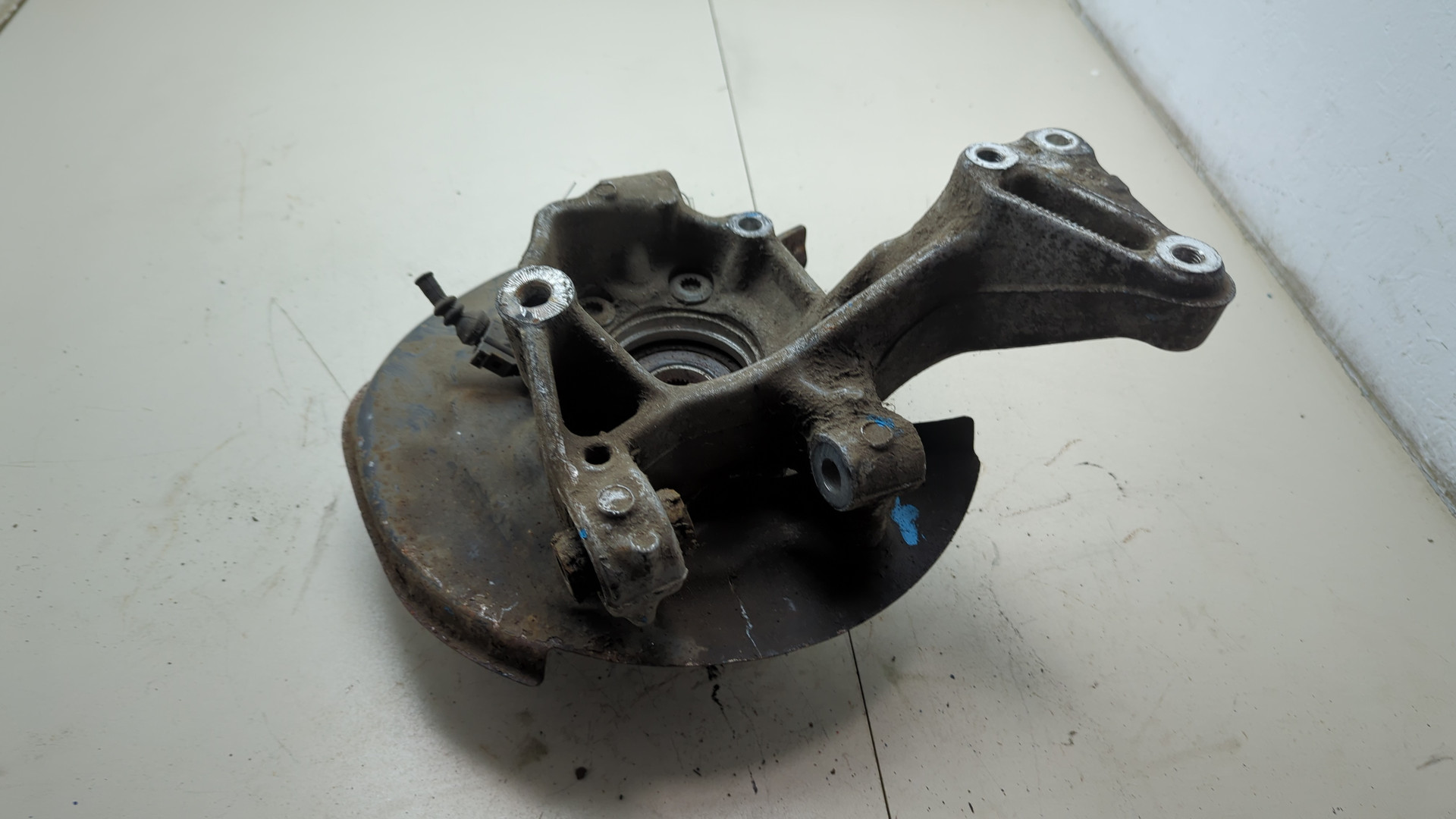 Кулак поворотный задний левый