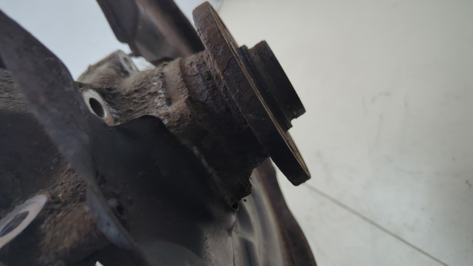 Кулак поворотный задний левый