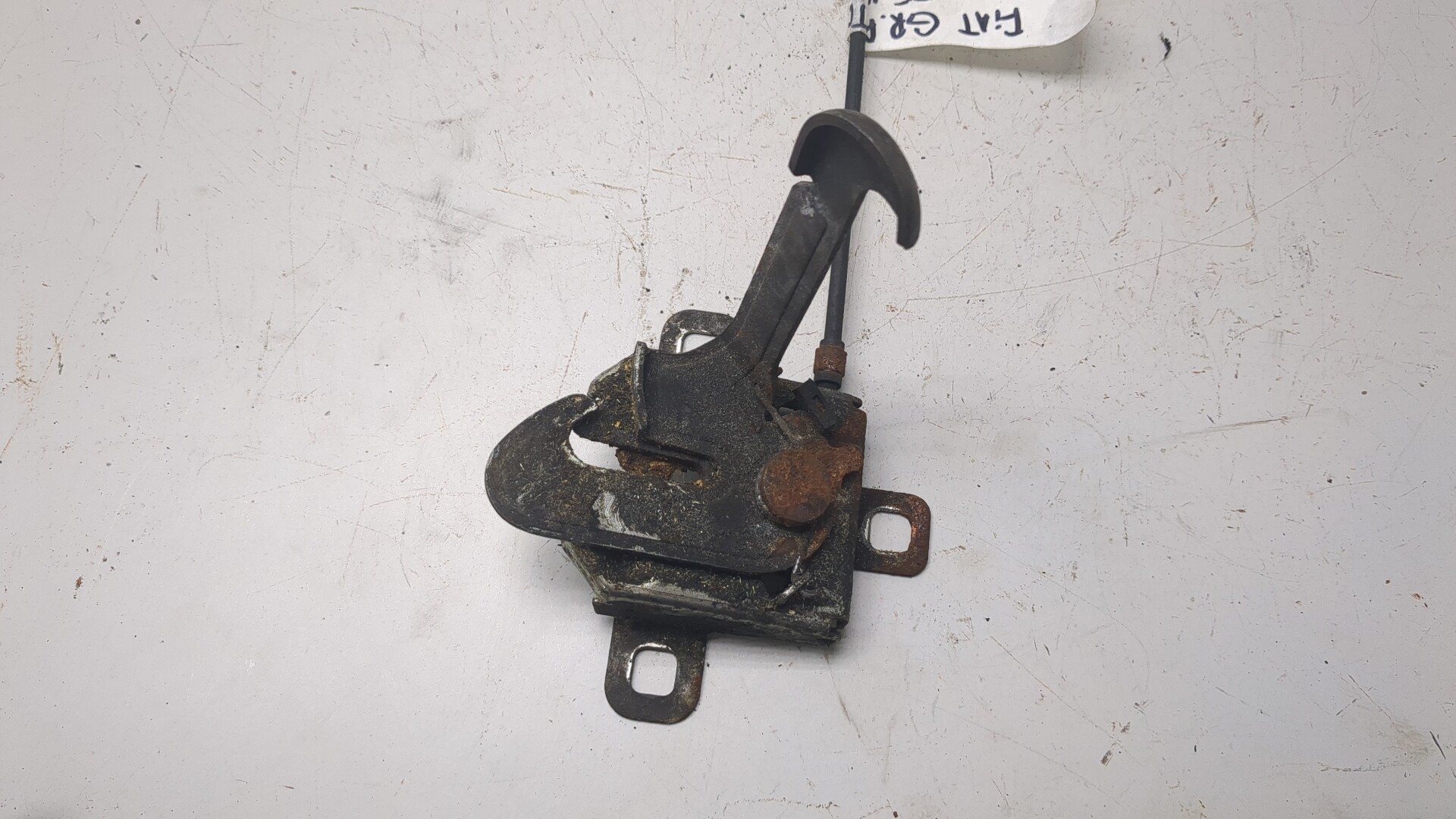 Замок капота