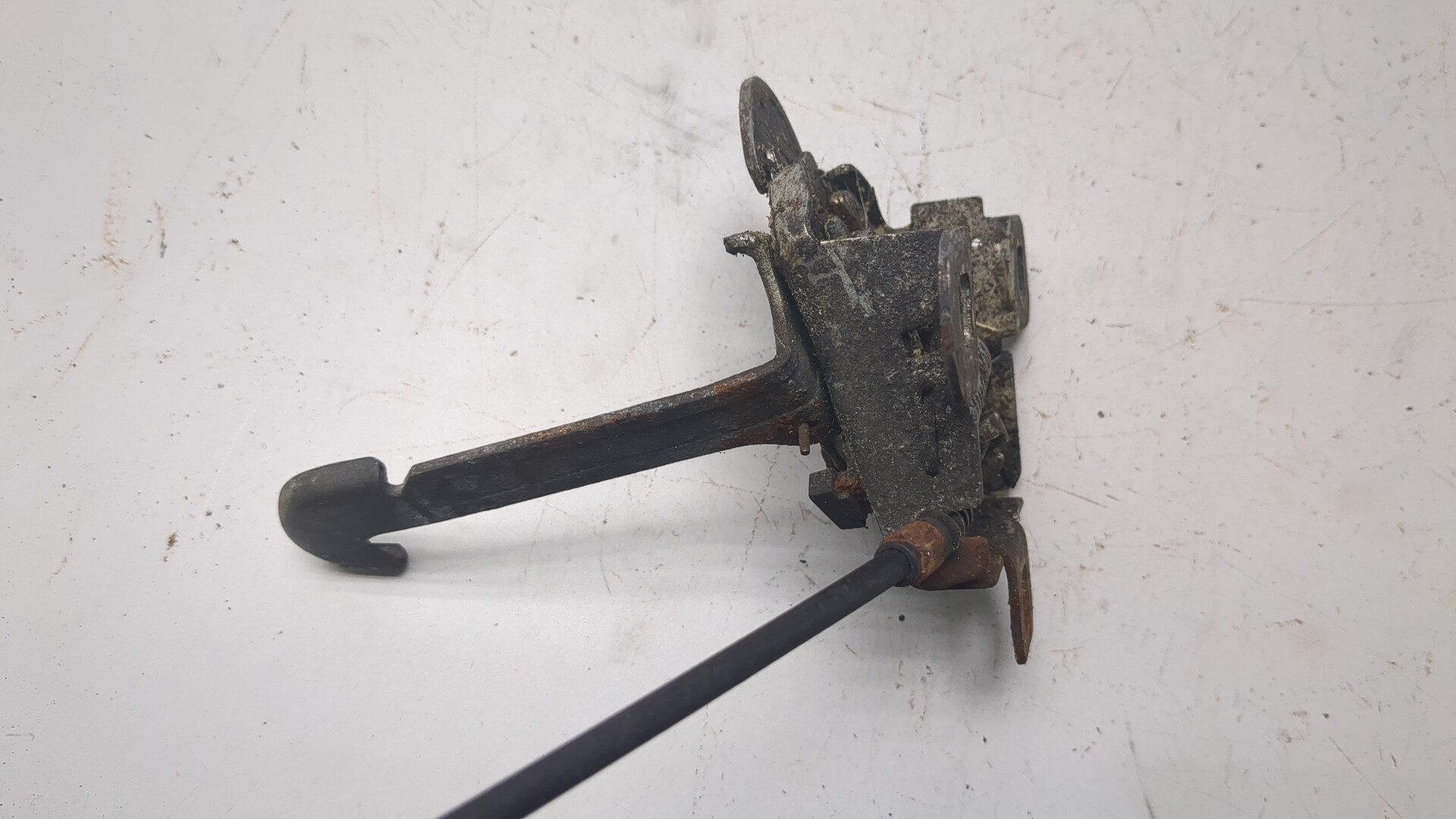 Замок капота