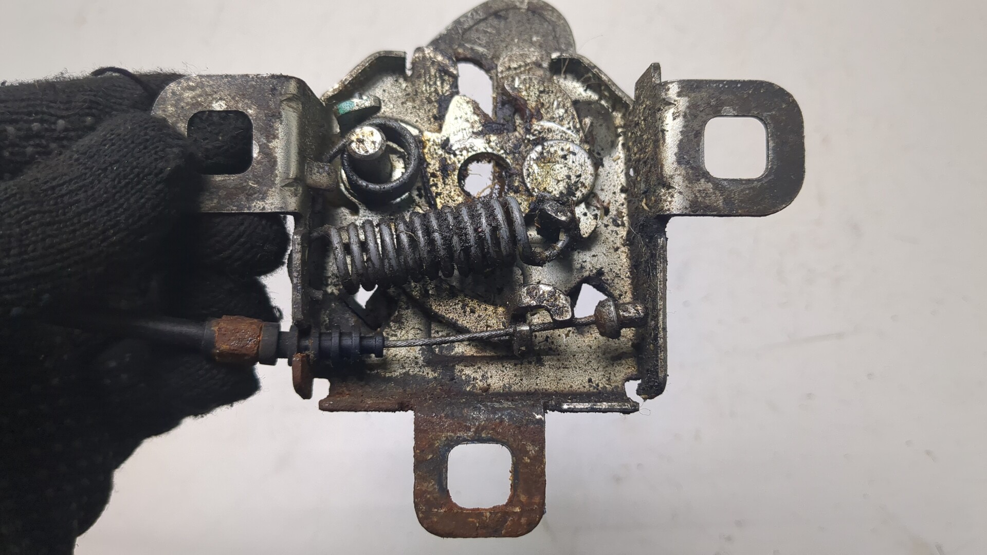 Замок капота