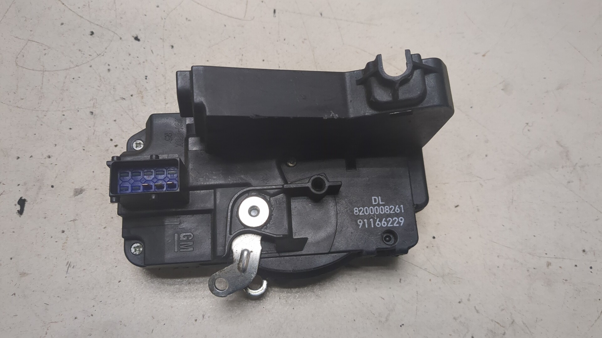 Замок двери передней правой