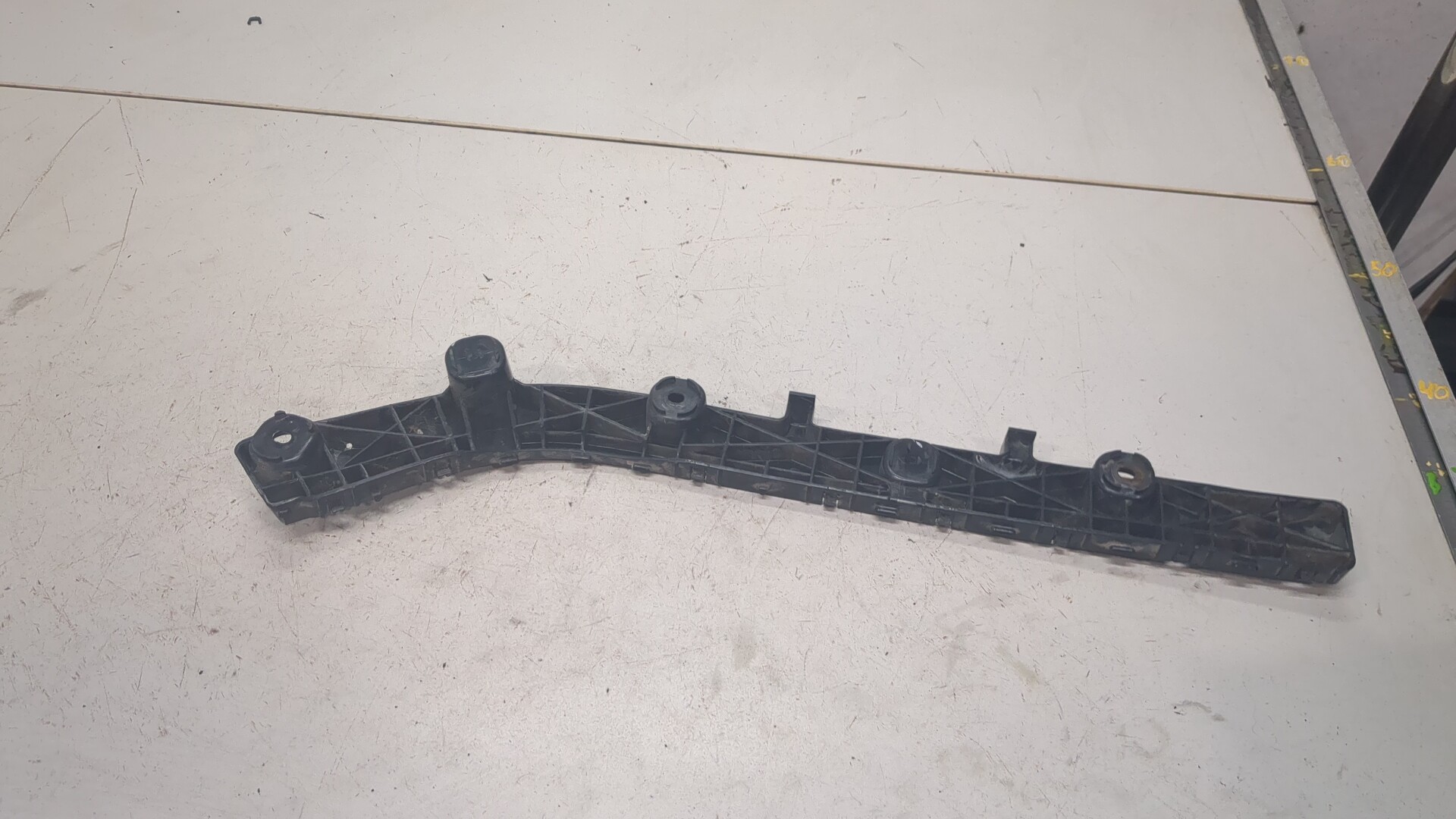 Кронштейн заднего бампера правый