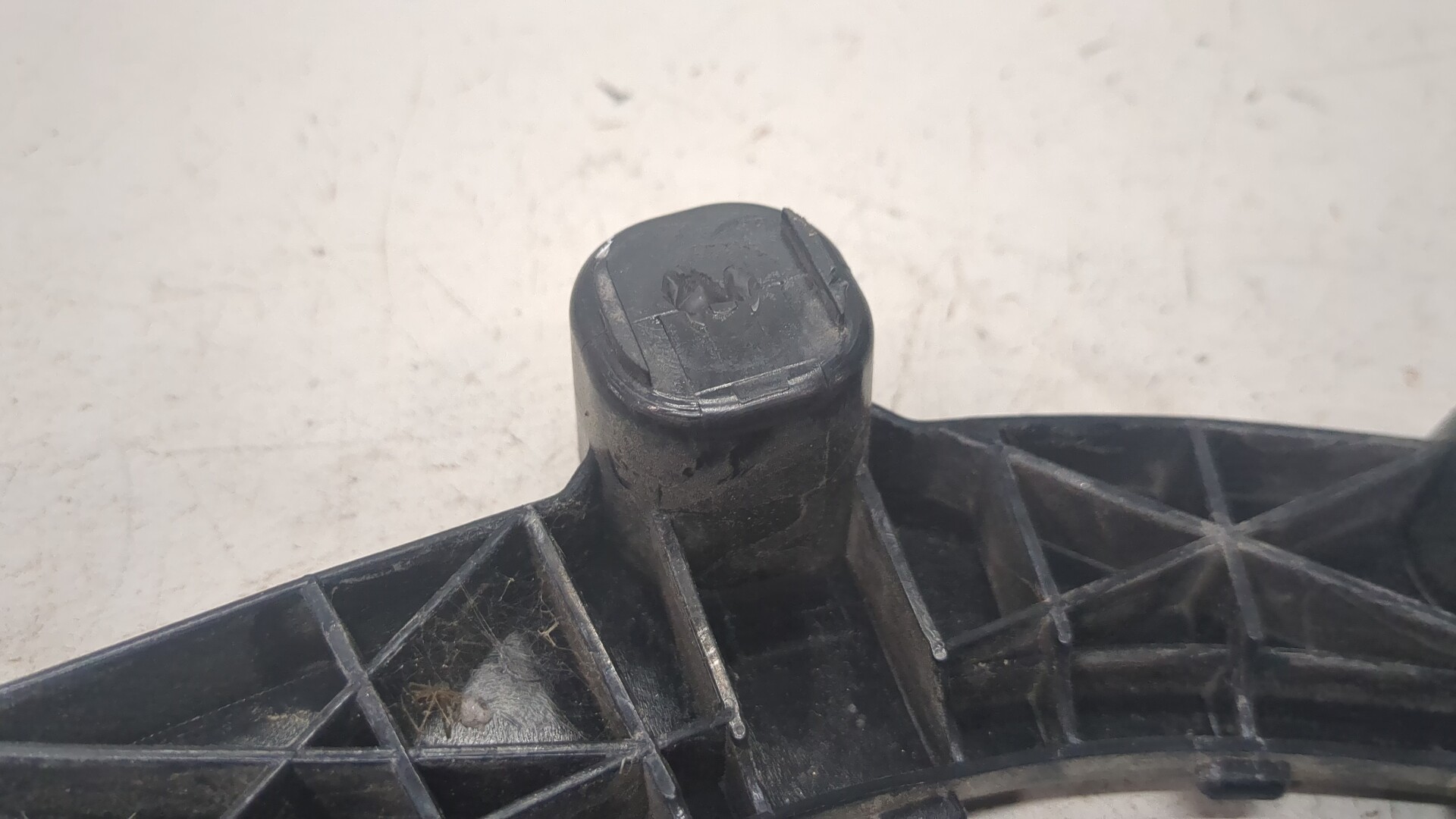 Кронштейн заднего бампера правый