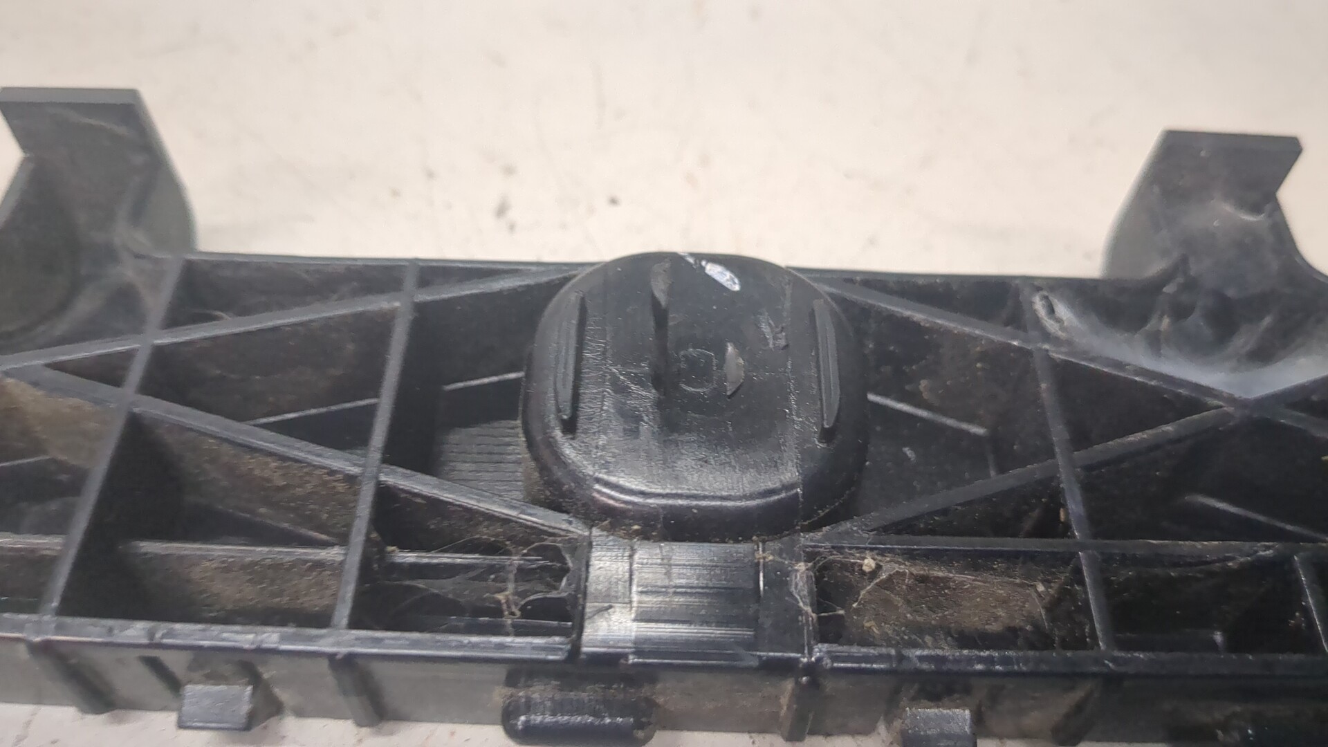 Кронштейн заднего бампера правый