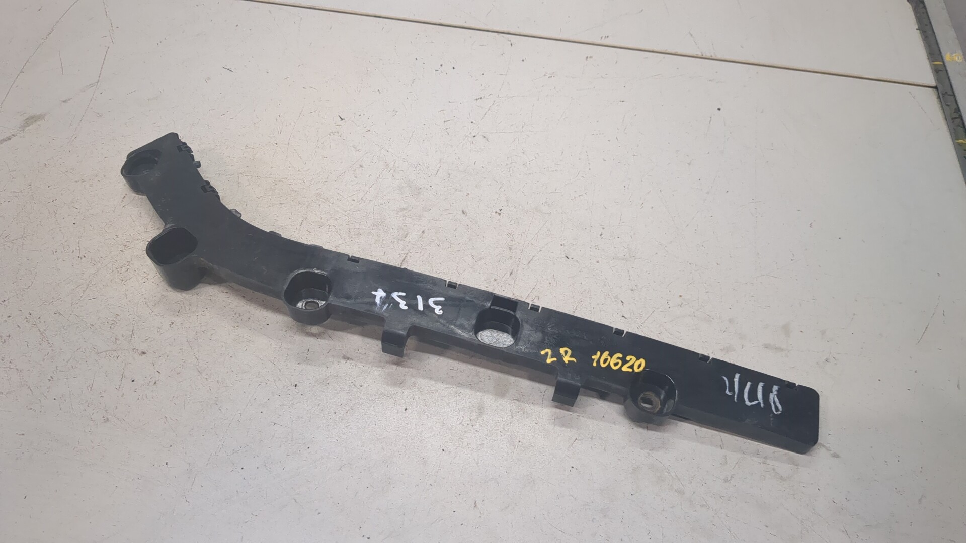 Кронштейн заднего бампера правый