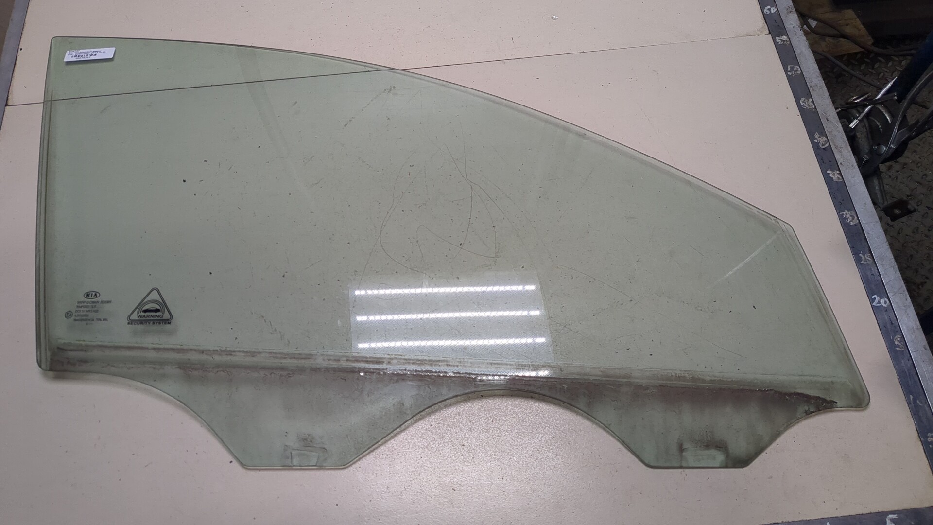 Стекло двери передней правой