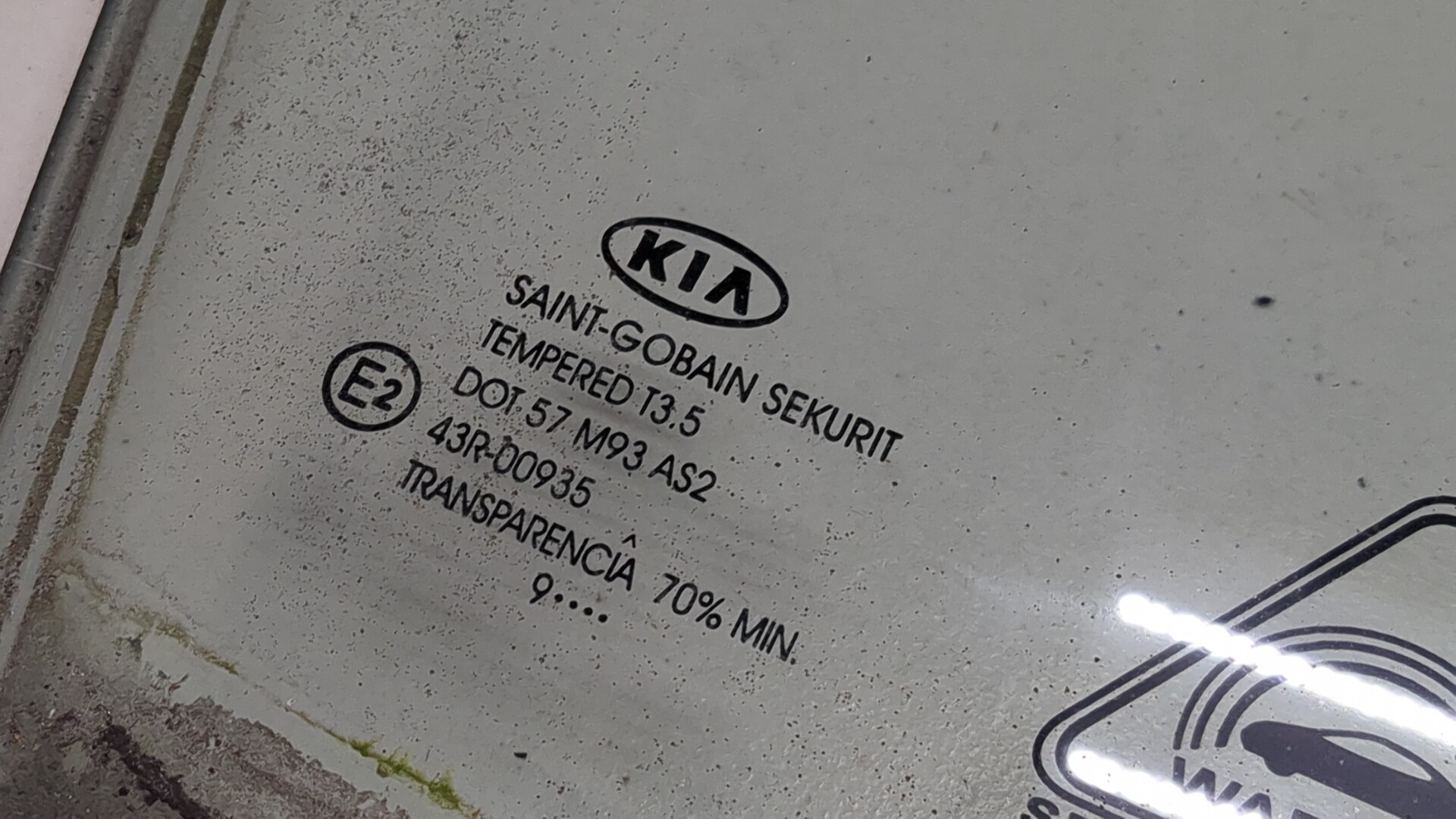 Стекло двери передней правой