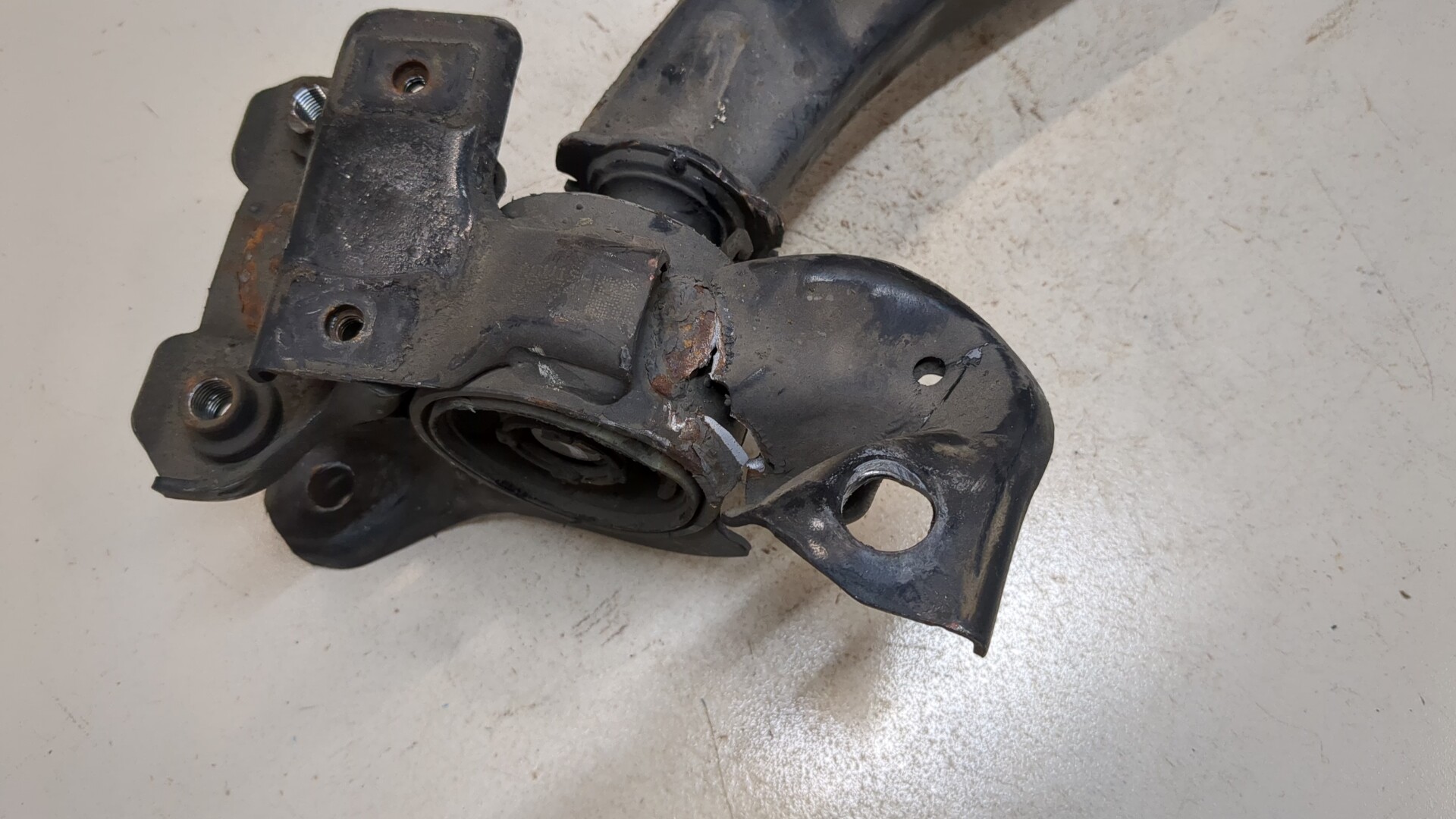 Рычаг передний правый