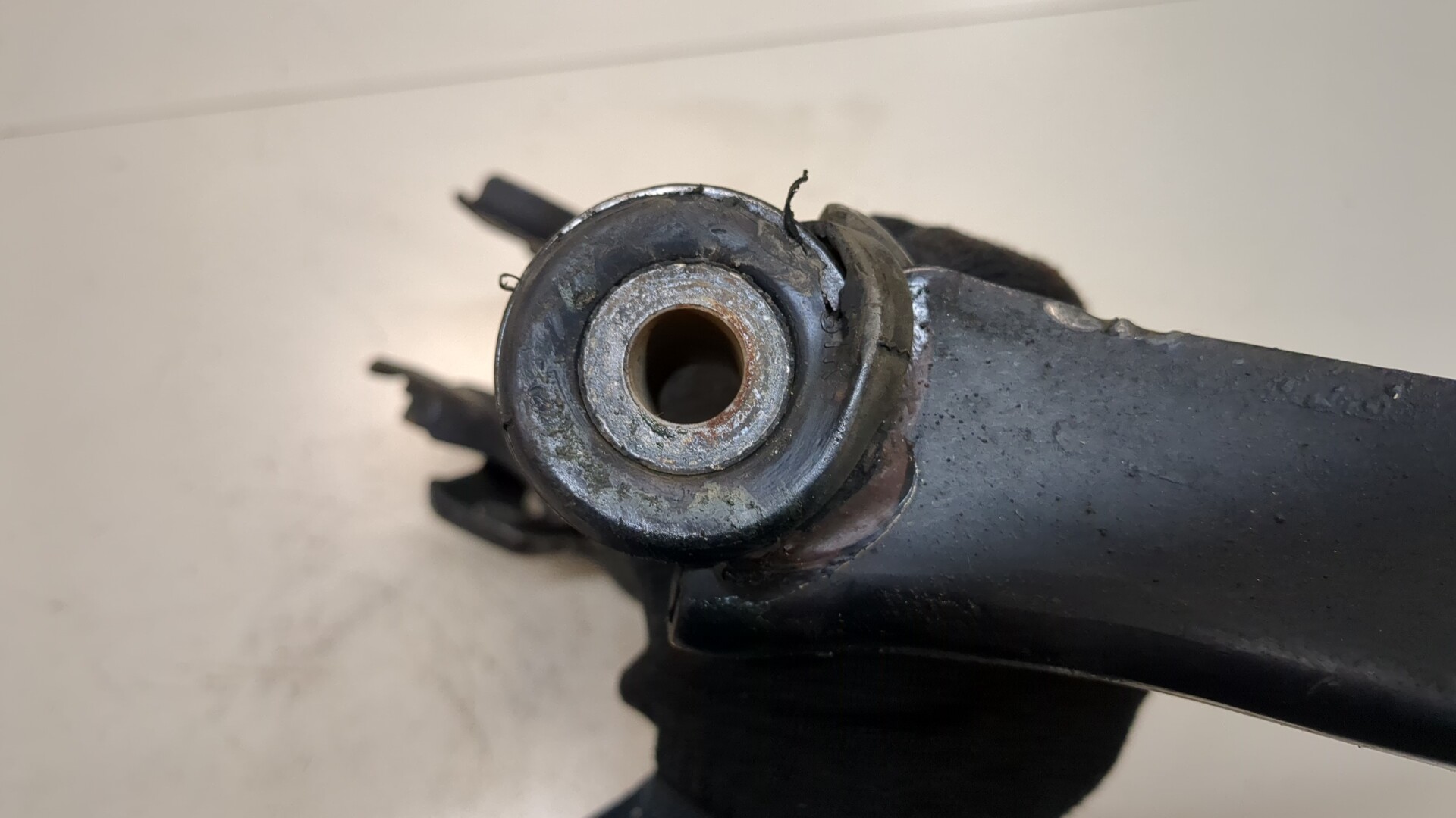 Рычаг передний правый