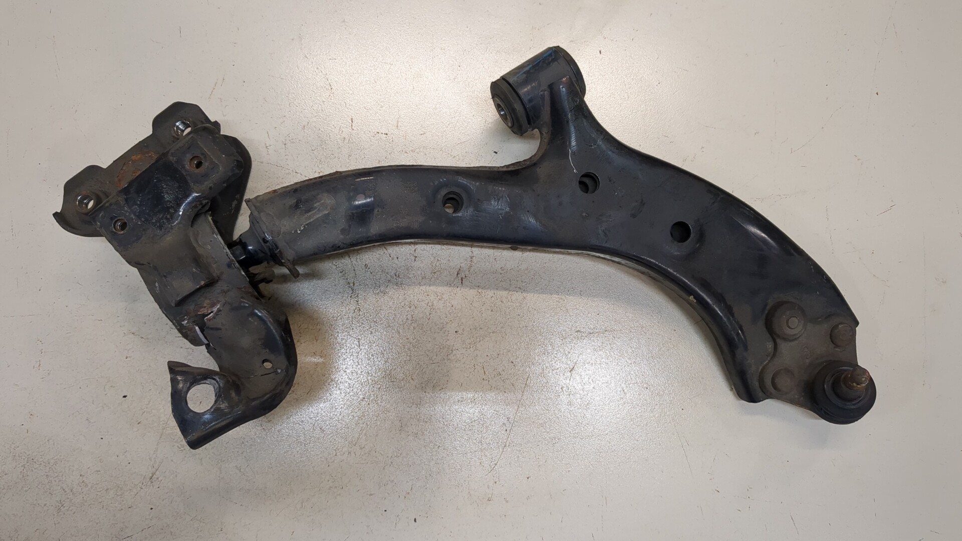 Рычаг передний правый