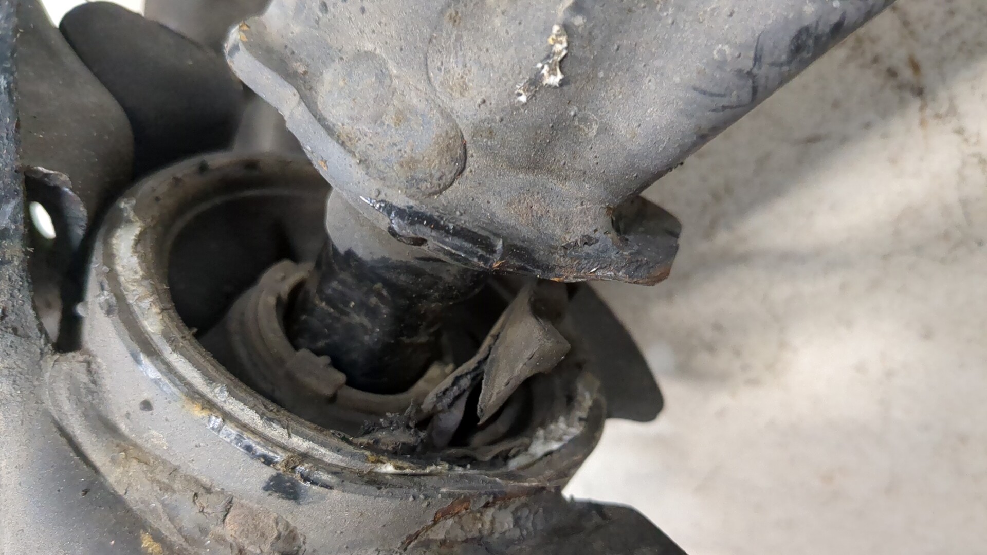 Рычаг передний правый