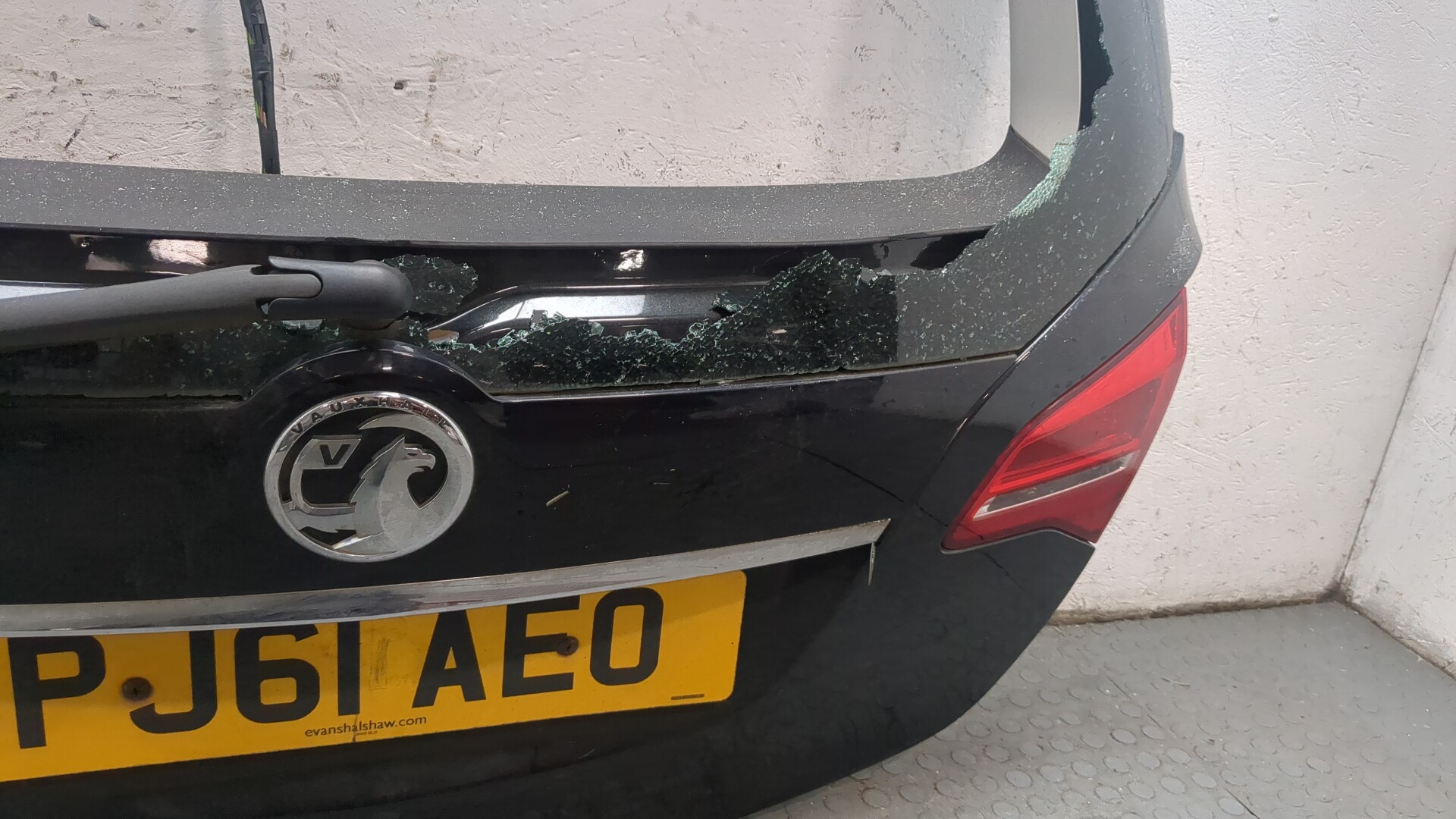 Дверь багажника