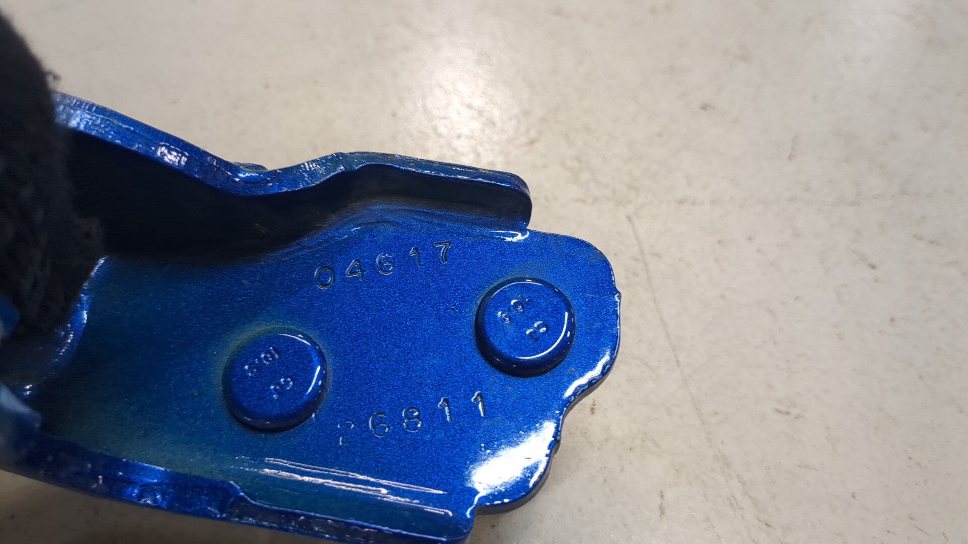 Петля двери