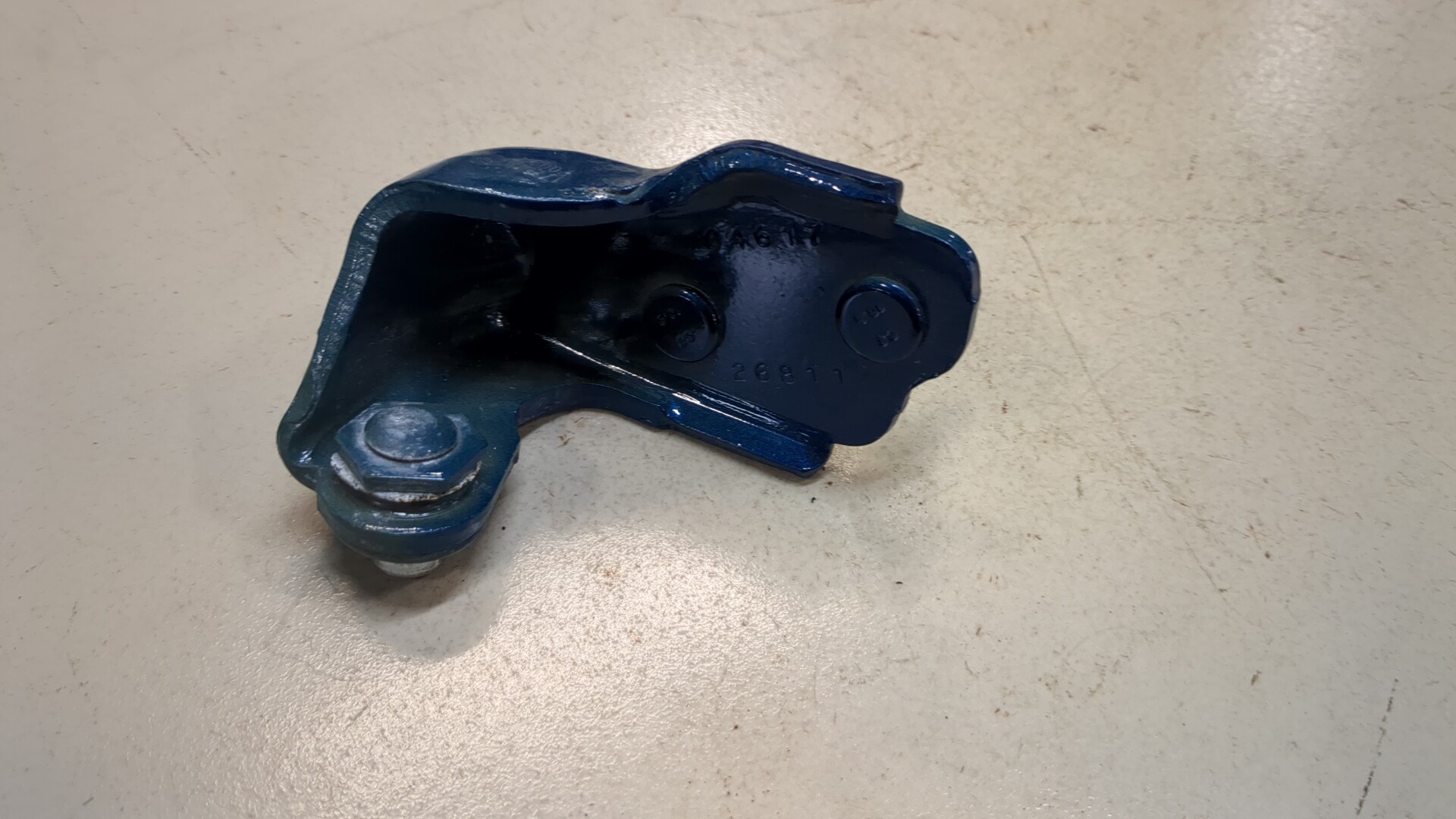 Петля двери