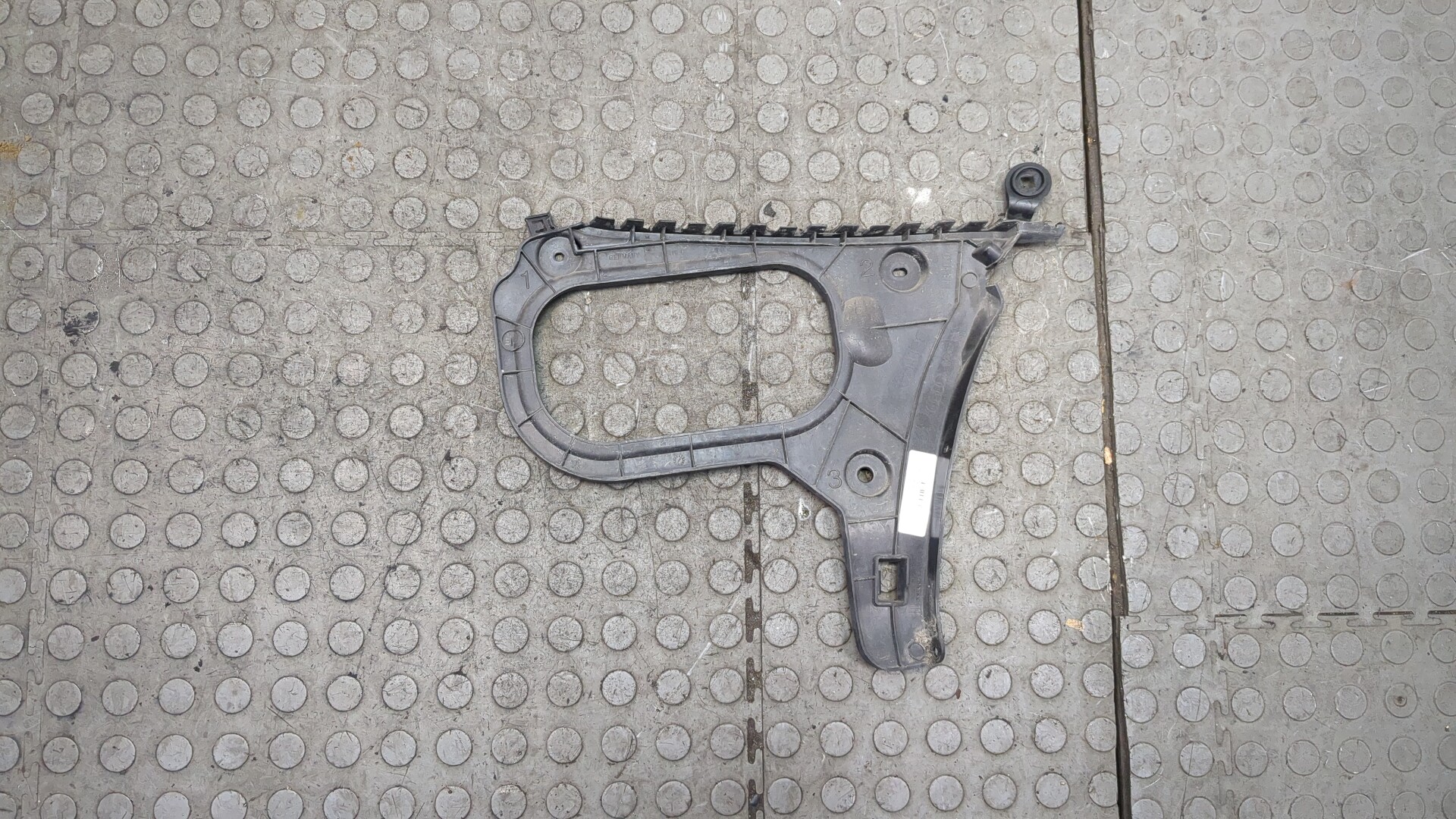 Кронштейн заднего бампера правый