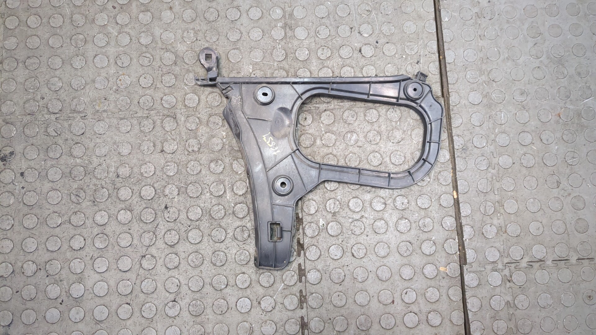 Кронштейн заднего бампера правый