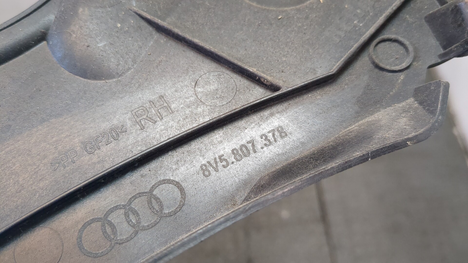 Кронштейн заднего бампера правый