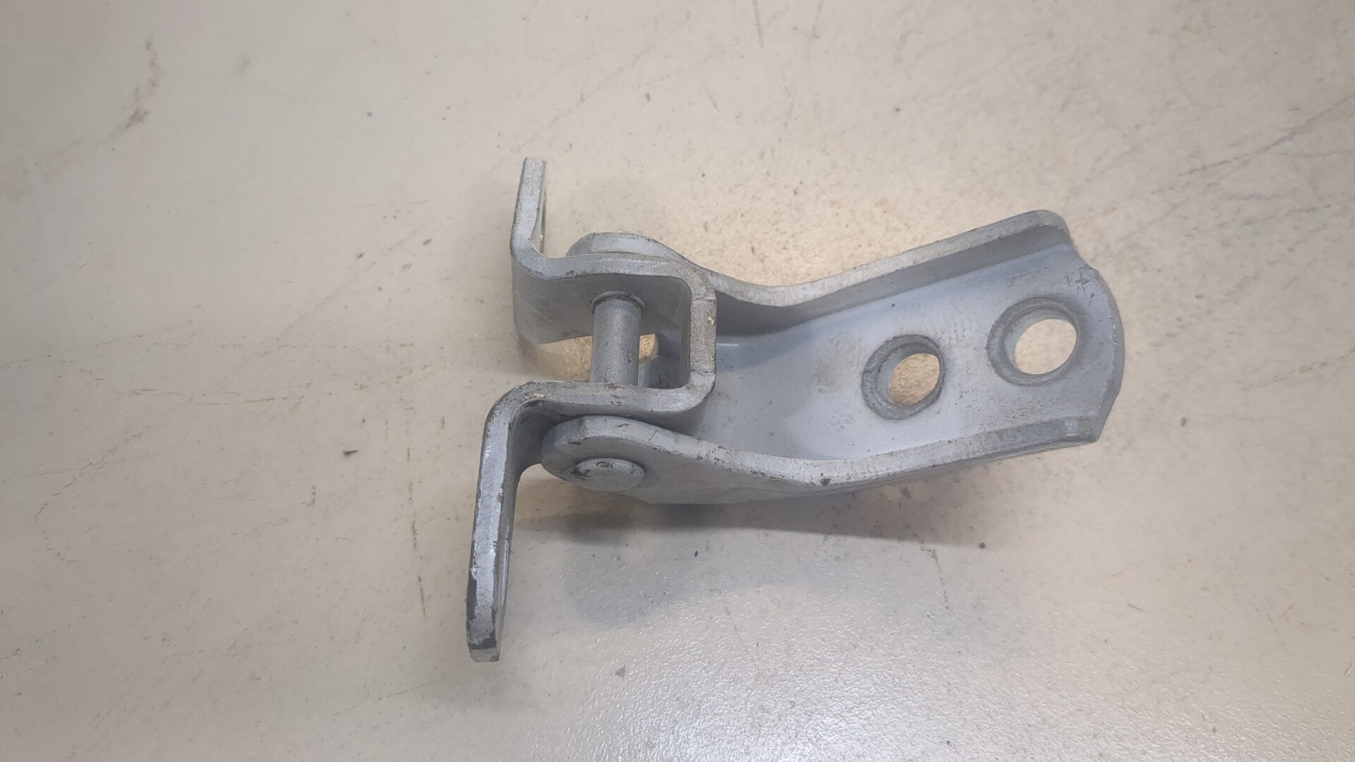 Петля двери