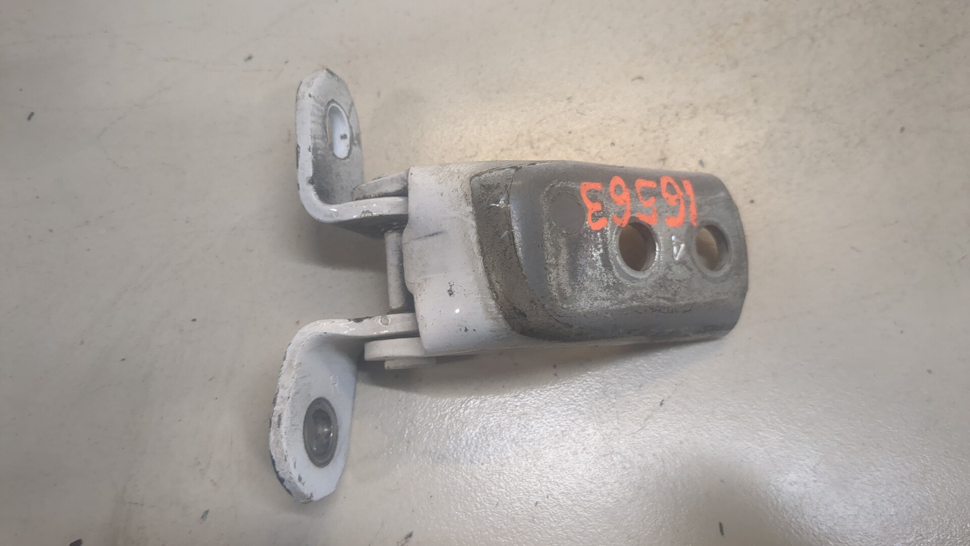 Петля двери