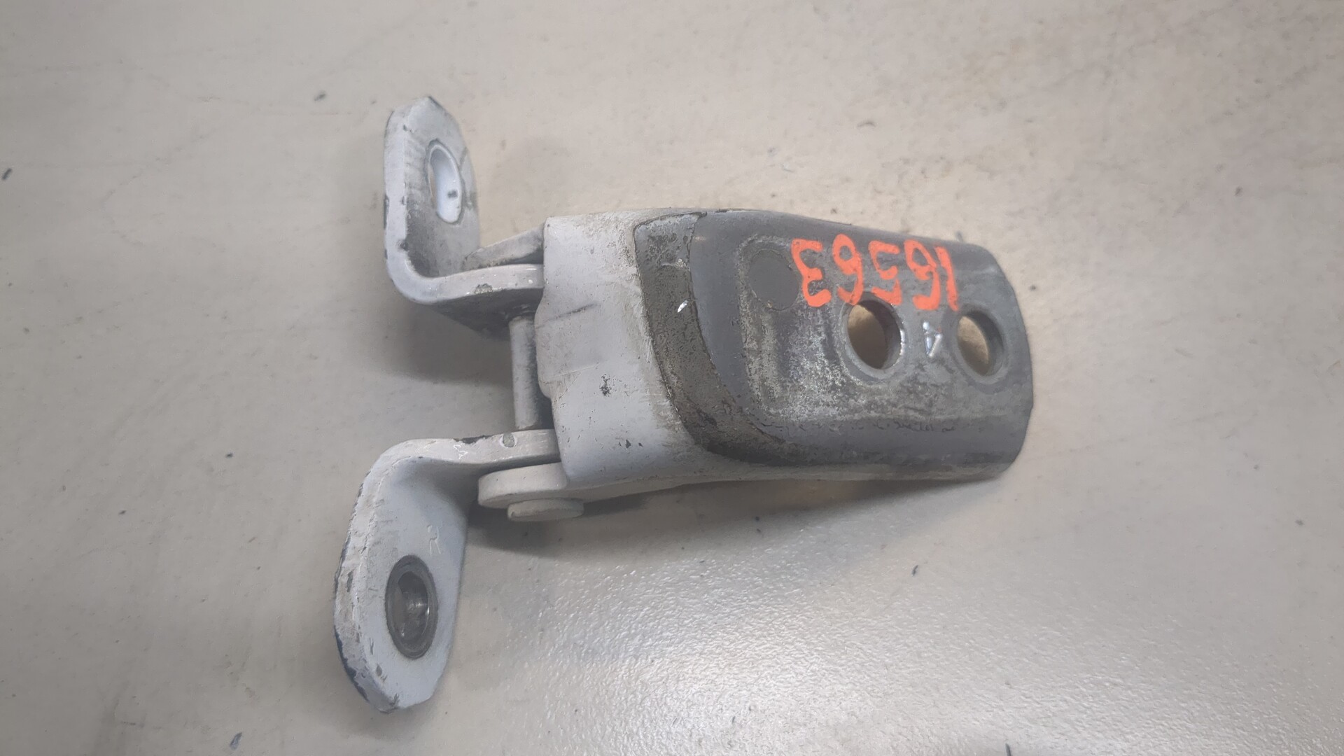 Петля двери